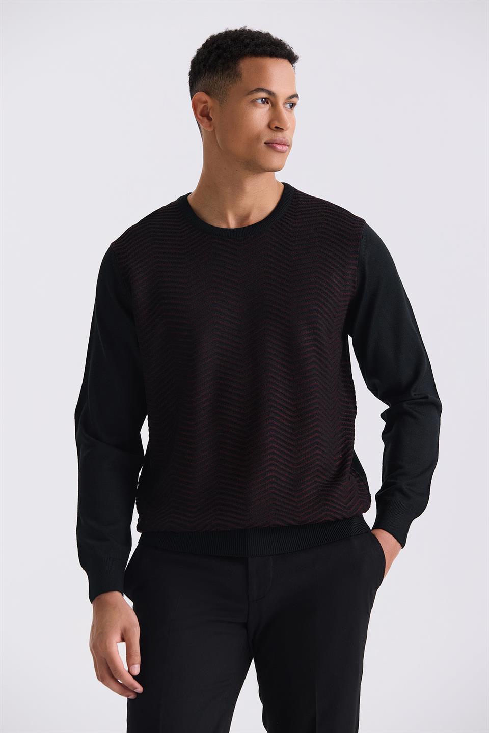 Round Collar Knitted Sweater With Black Classic Fit Pattern