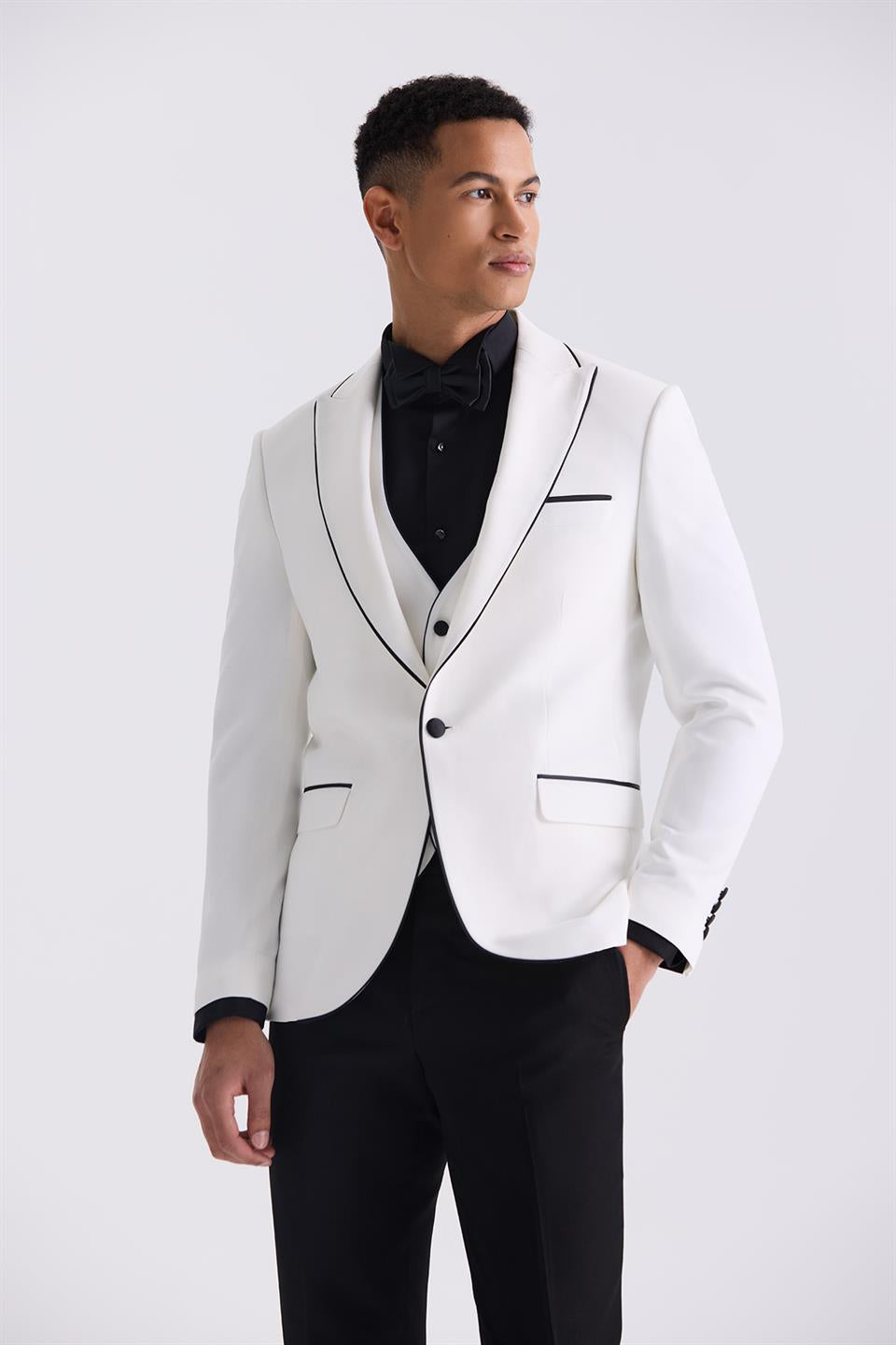 White Slim Fit Sharp Collar Suit With A Coat