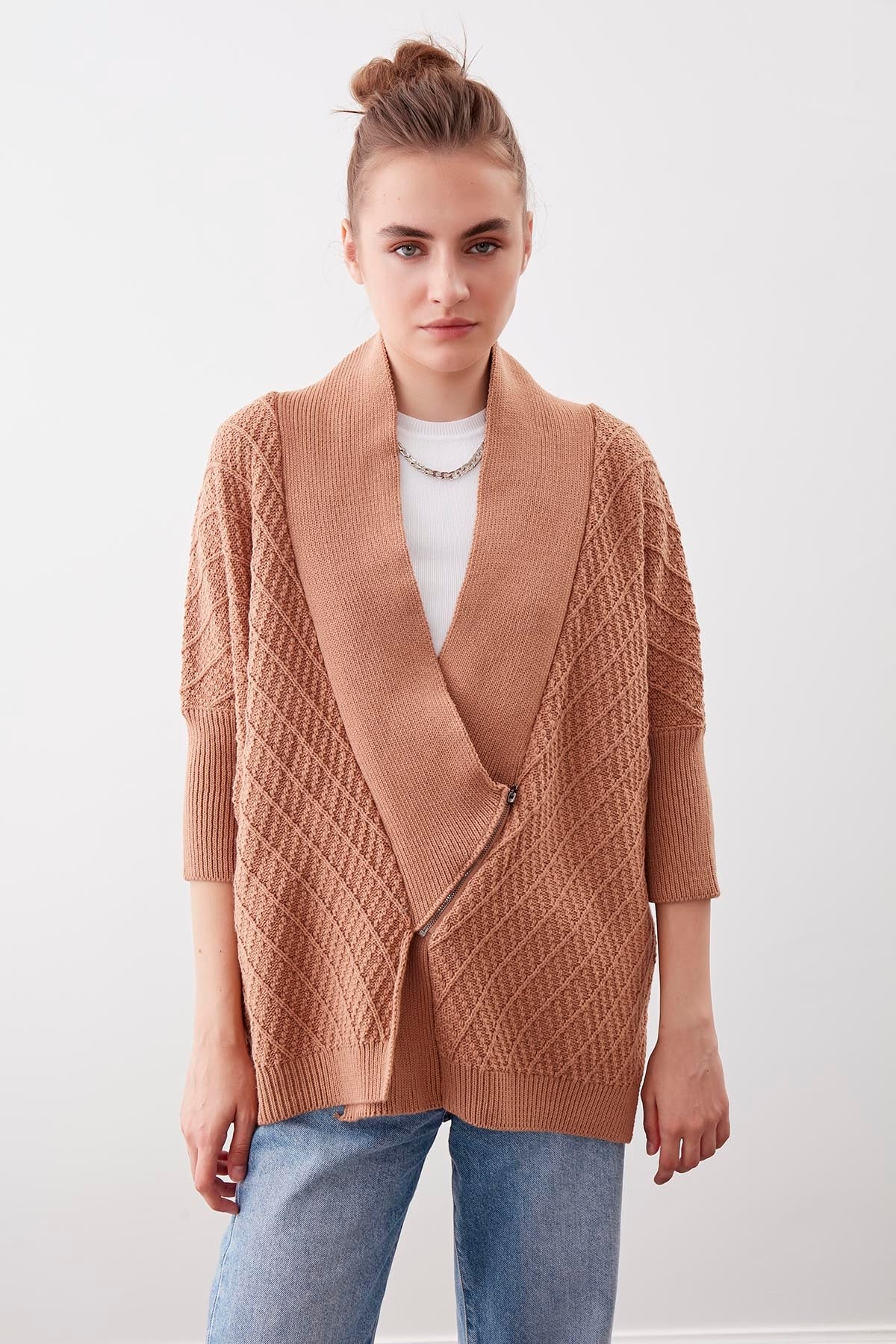 LOOSE KNITTED CARDIGAN WITH ASYMMETRIC ZIPPER