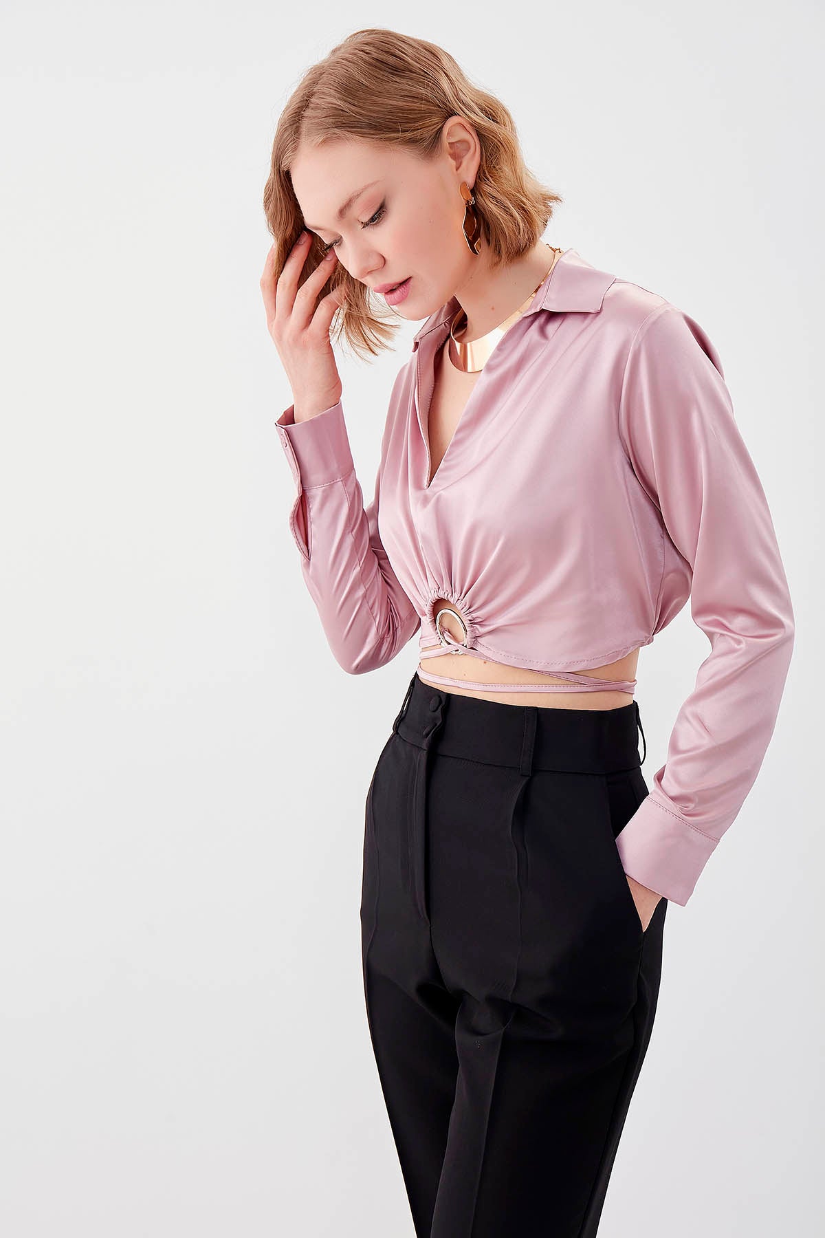 WAIST-PARTED CROP SATEN BLOUSE