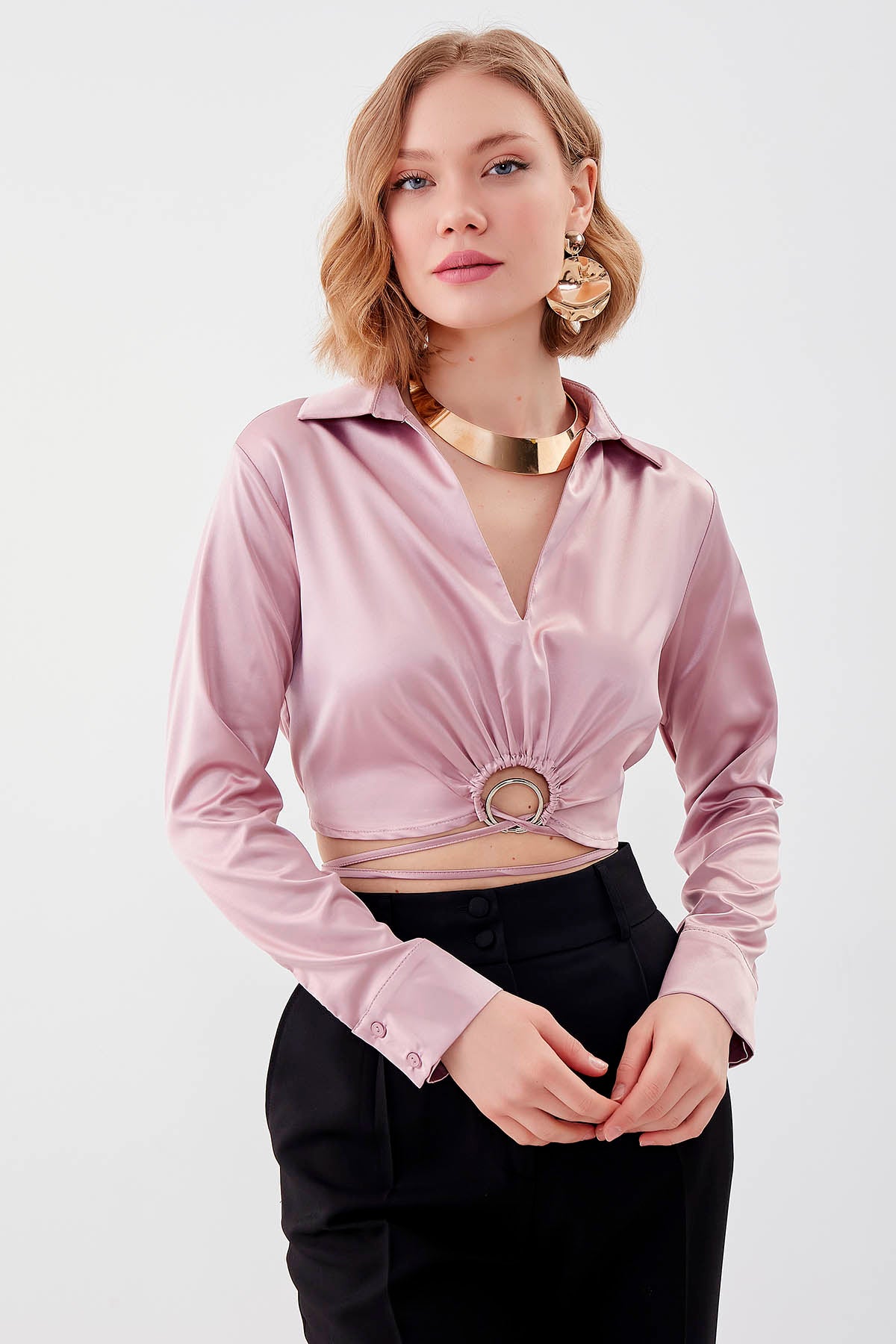 WAIST-PARTED CROP SATEN BLOUSE