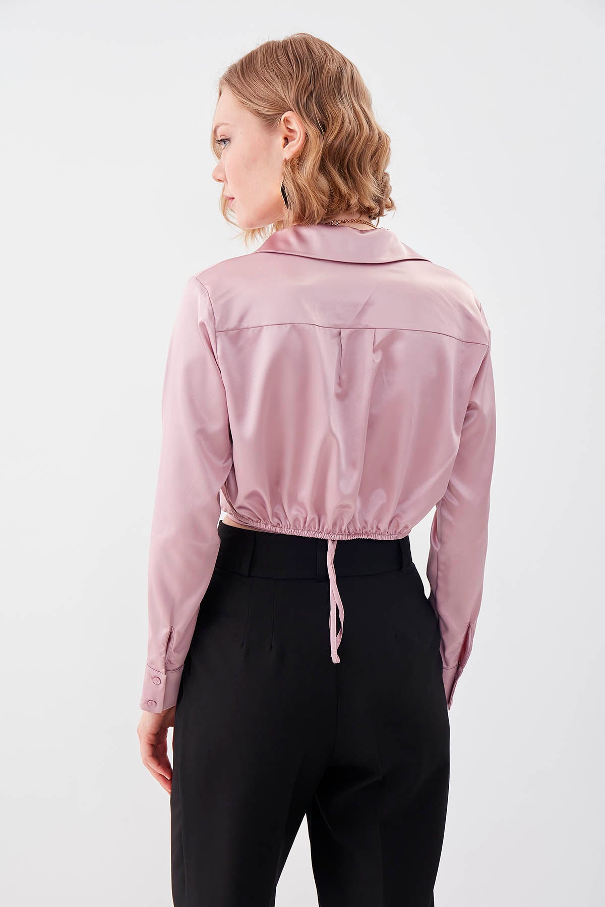WAIST-PARTED CROP SATEN BLOUSE