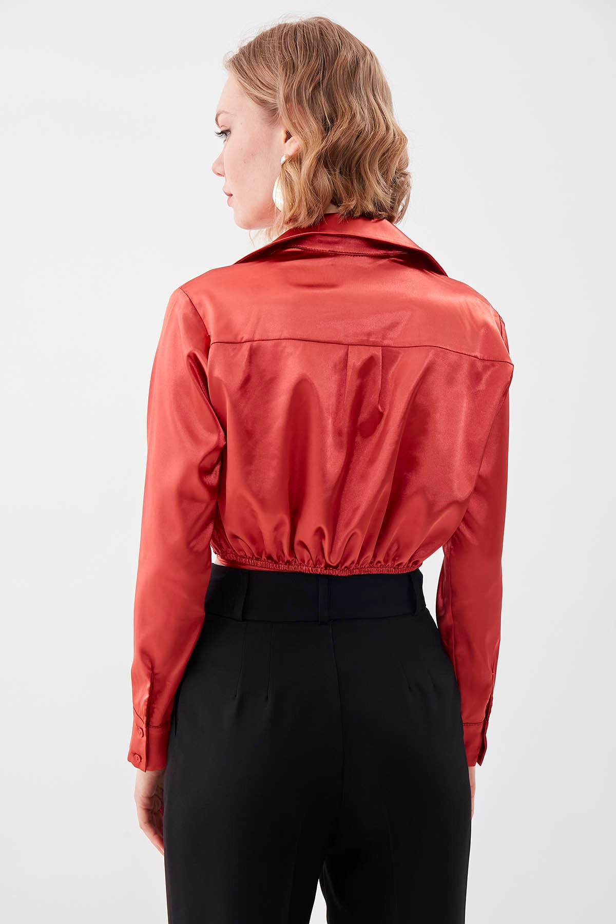 WAIST-PARTED CROP SATEN BLOUSE