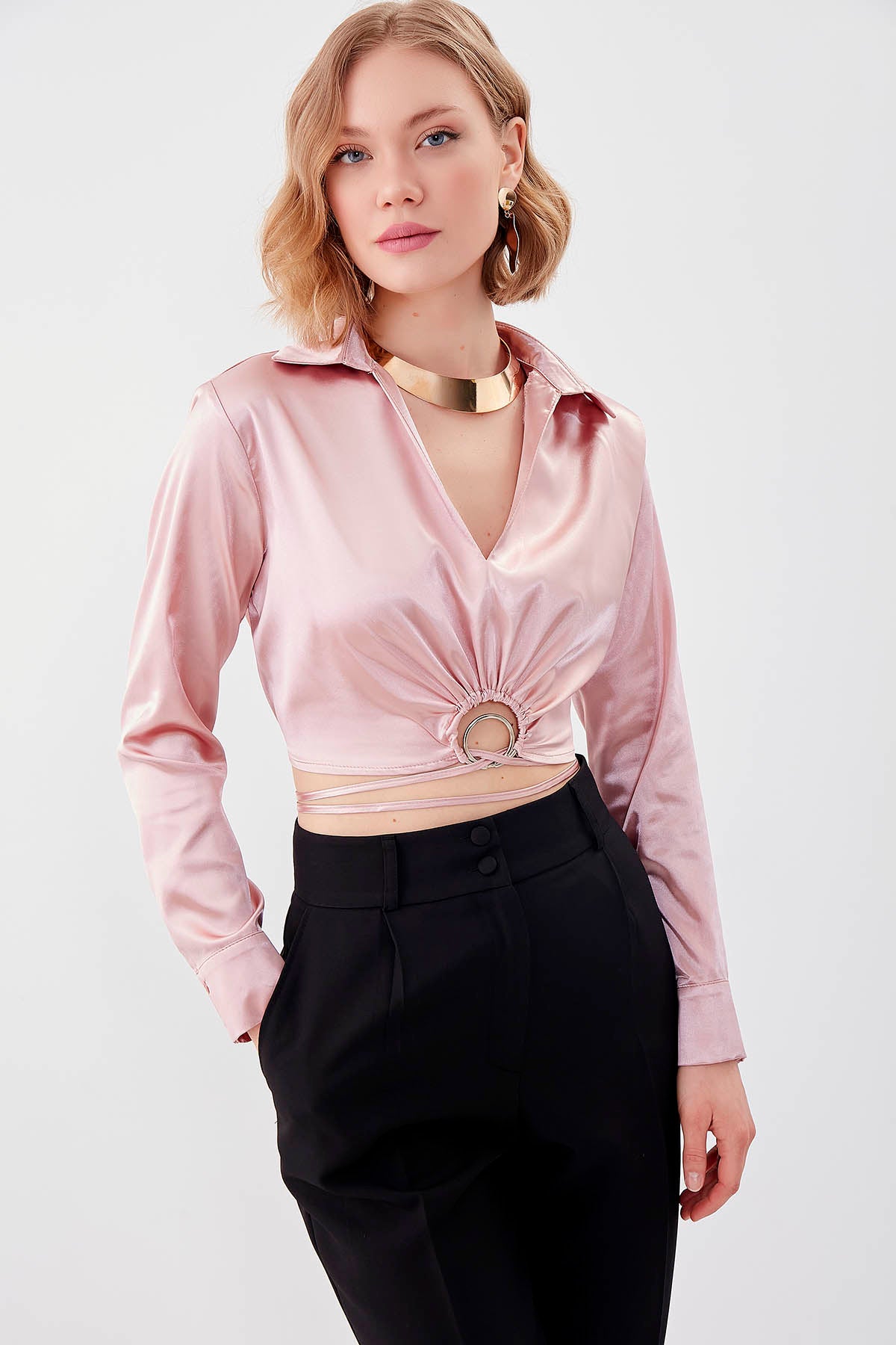 WAIST-PARTED CROP SATEN BLOUSE