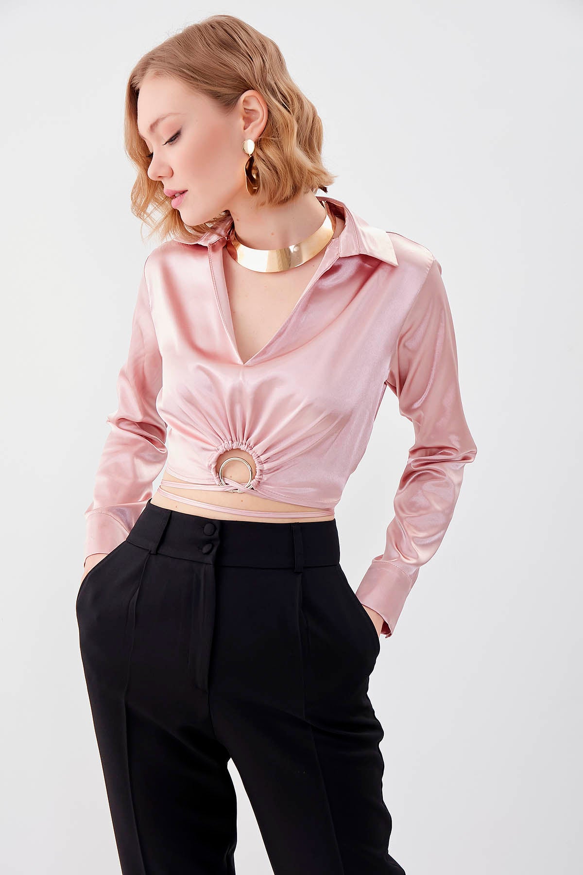 WAIST-PARTED CROP SATEN BLOUSE