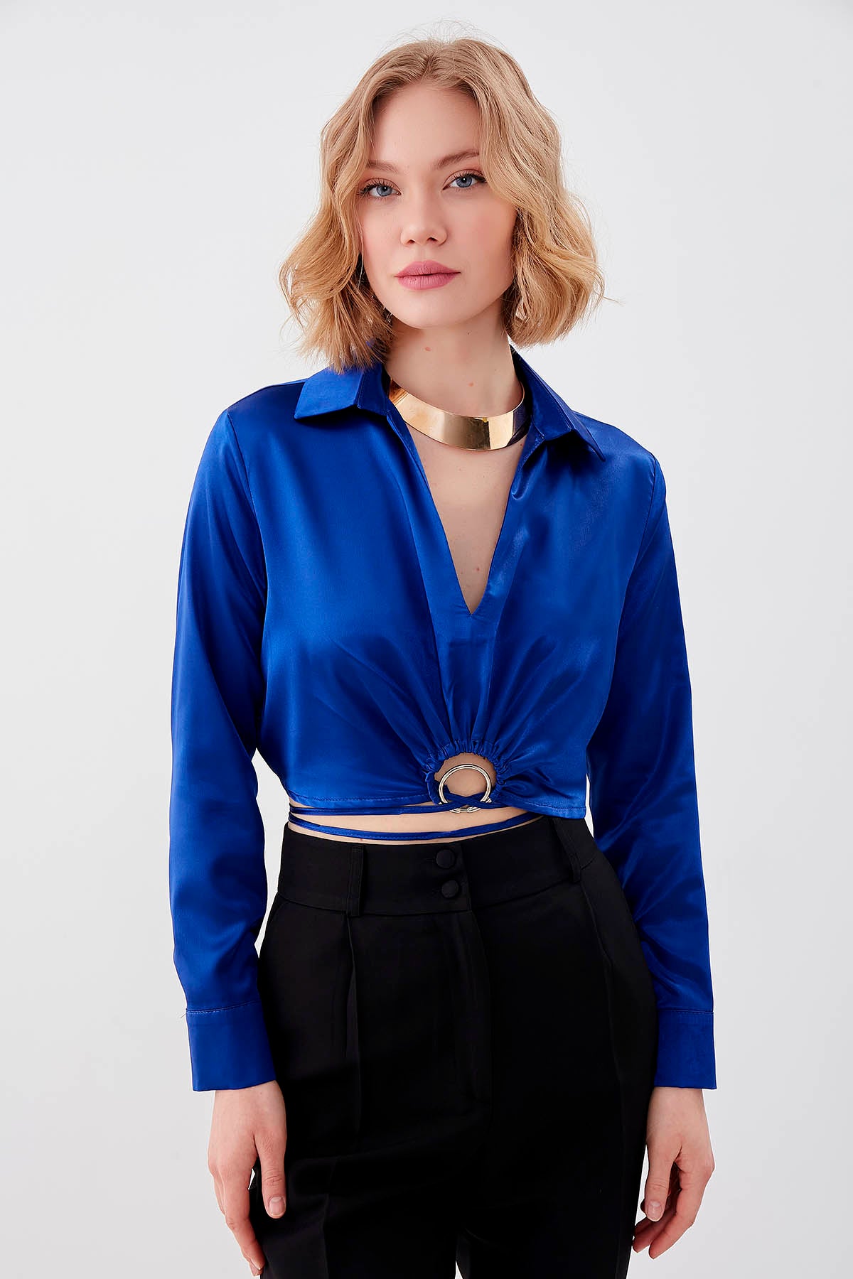 WAIST-PARTED CROP SATEN BLOUSE