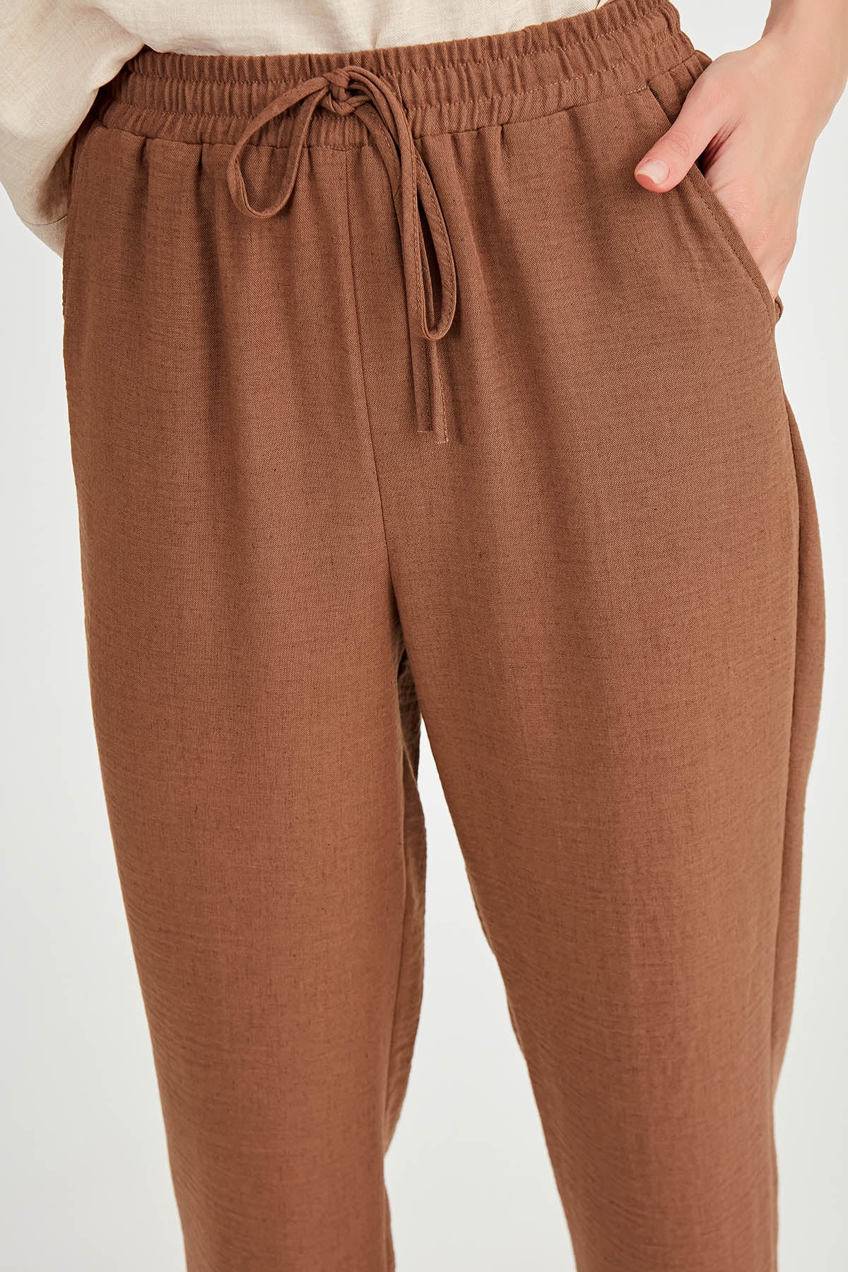 COMFORTABLE TROUSERS WITH LACED POCKETS