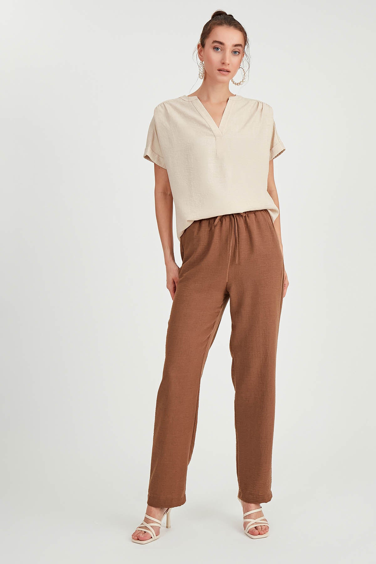 COMFORTABLE TROUSERS WITH LACED POCKETS