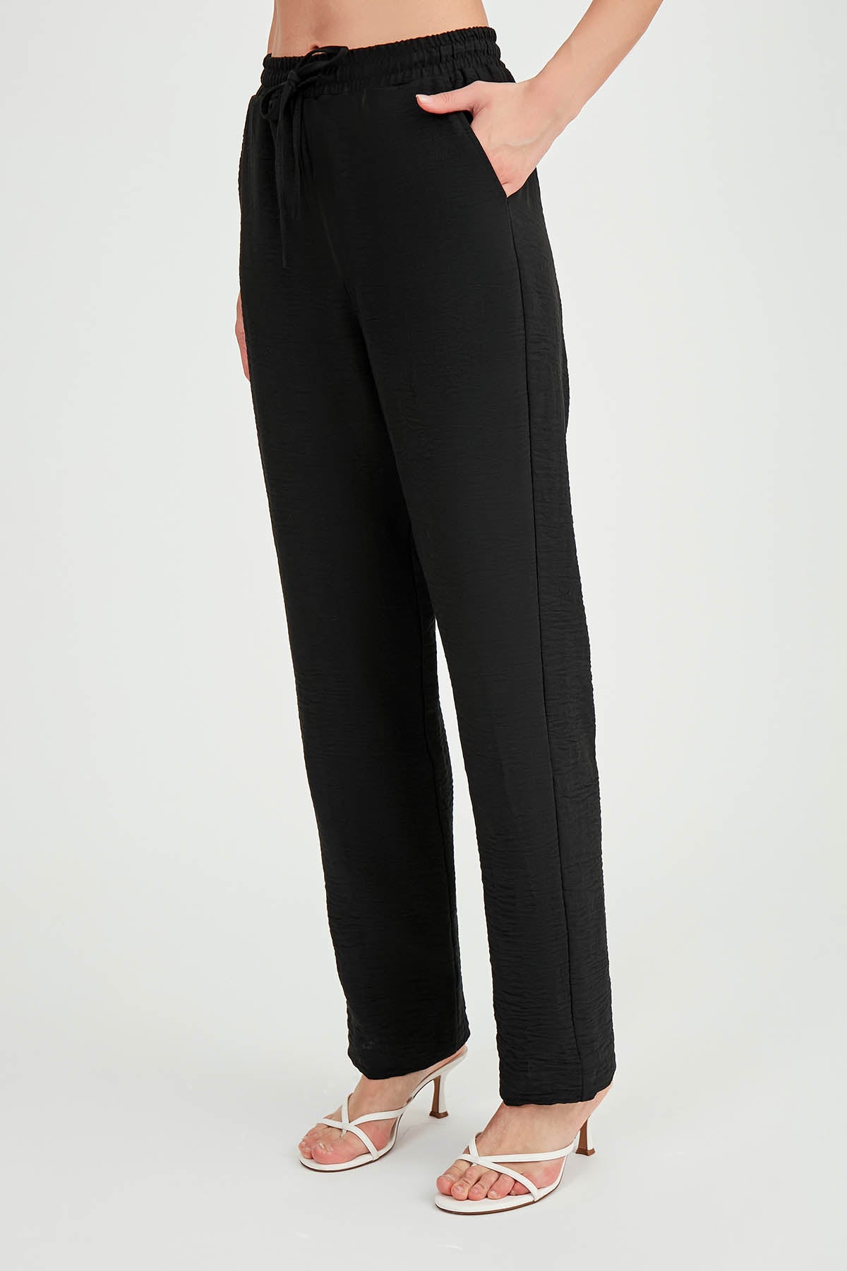 COMFORTABLE TROUSERS WITH LACED POCKETS