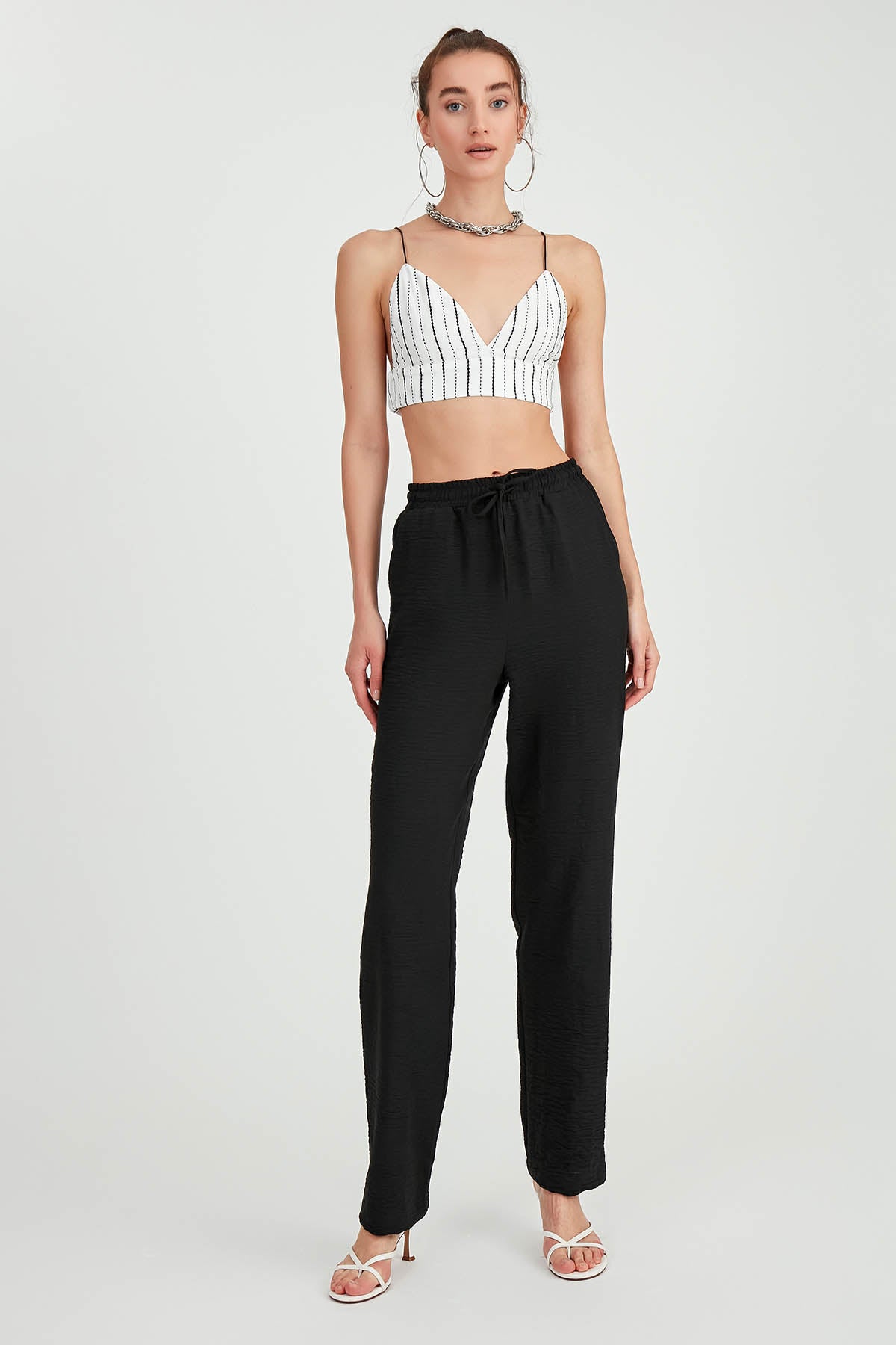 COMFORTABLE TROUSERS WITH LACED POCKETS