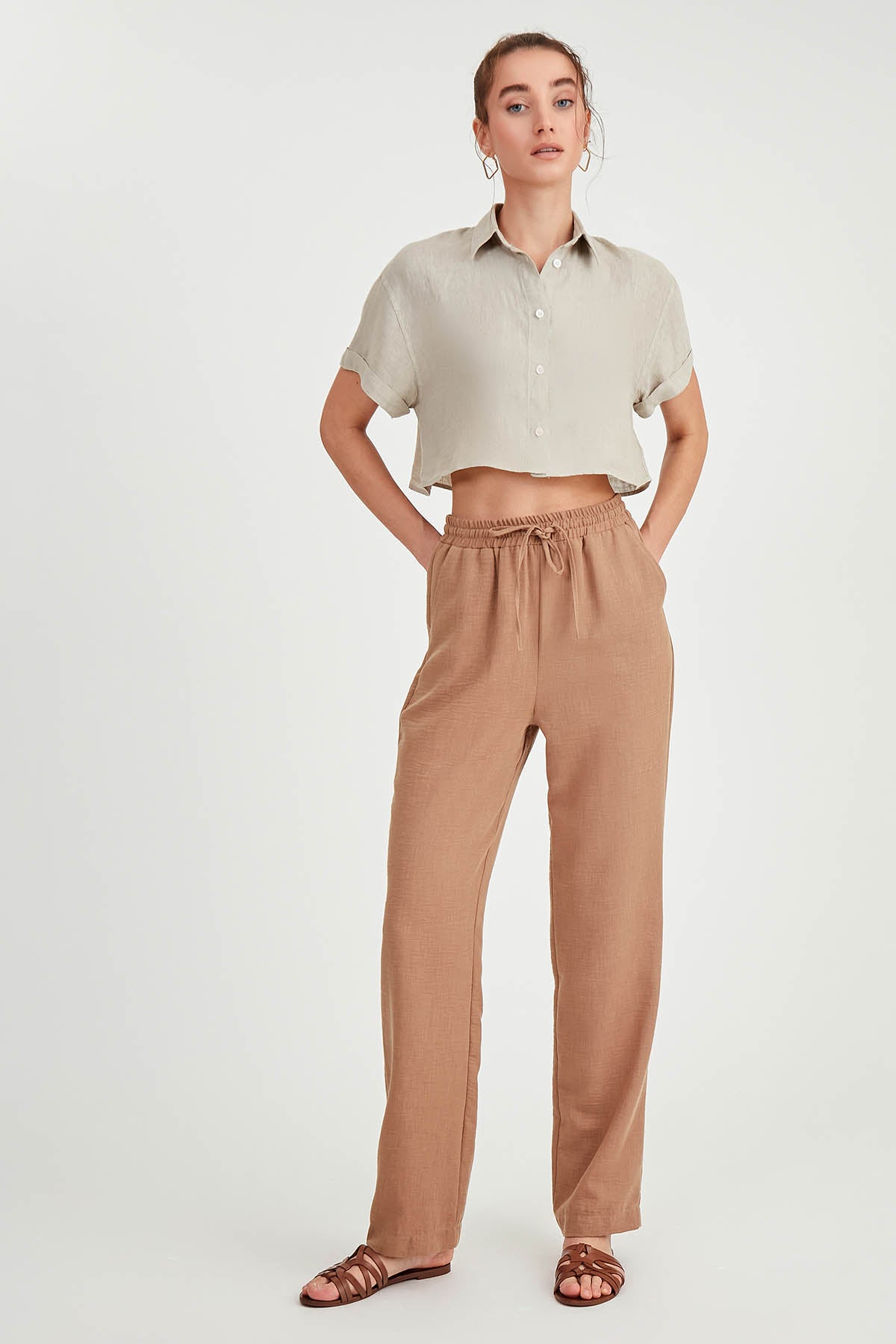 COMFORTABLE TROUSERS WITH LACED POCKETS