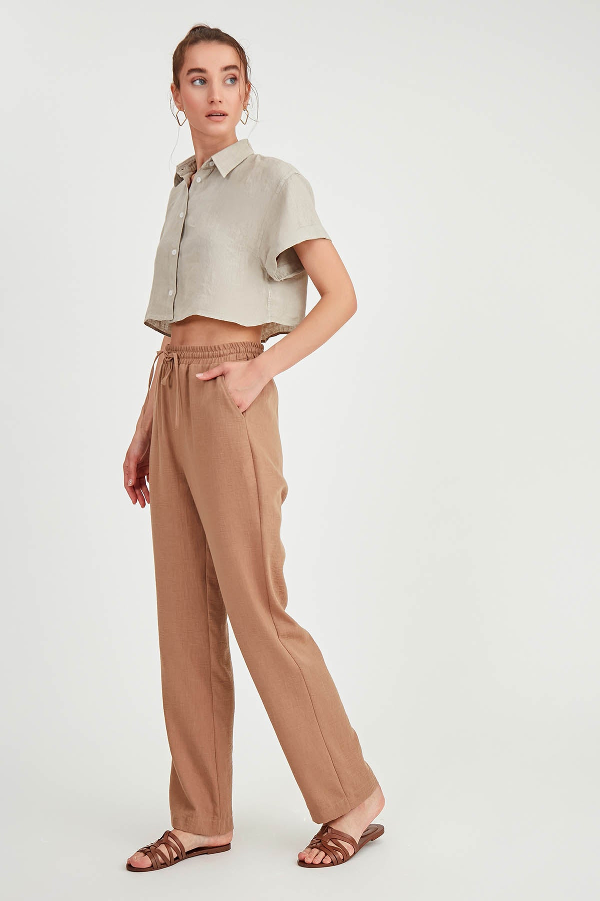 COMFORTABLE TROUSERS WITH LACED POCKETS