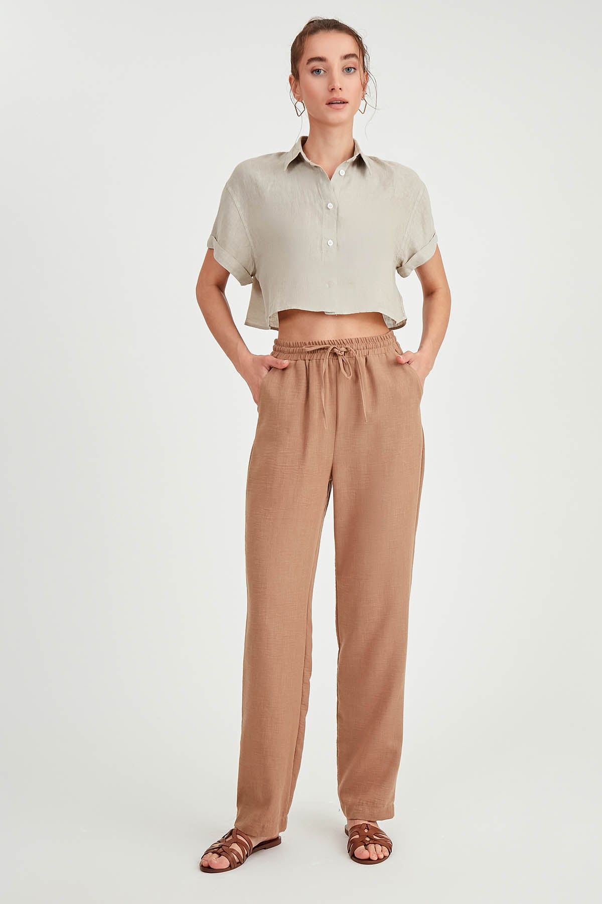 COMFORTABLE TROUSERS WITH LACED POCKETS
