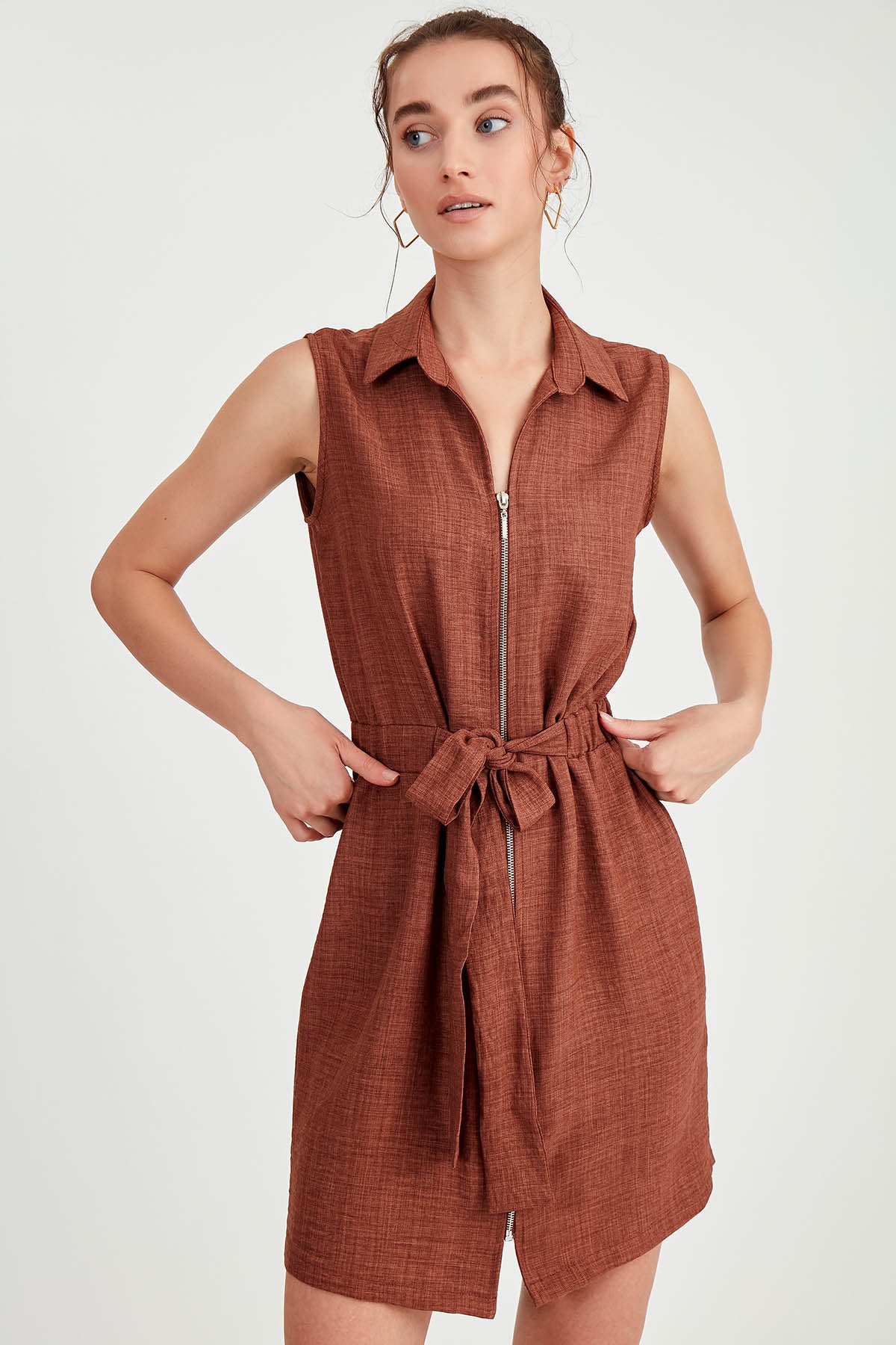 SLEEVELESS DRESS WITH WAIST-STRAPPED FRONT