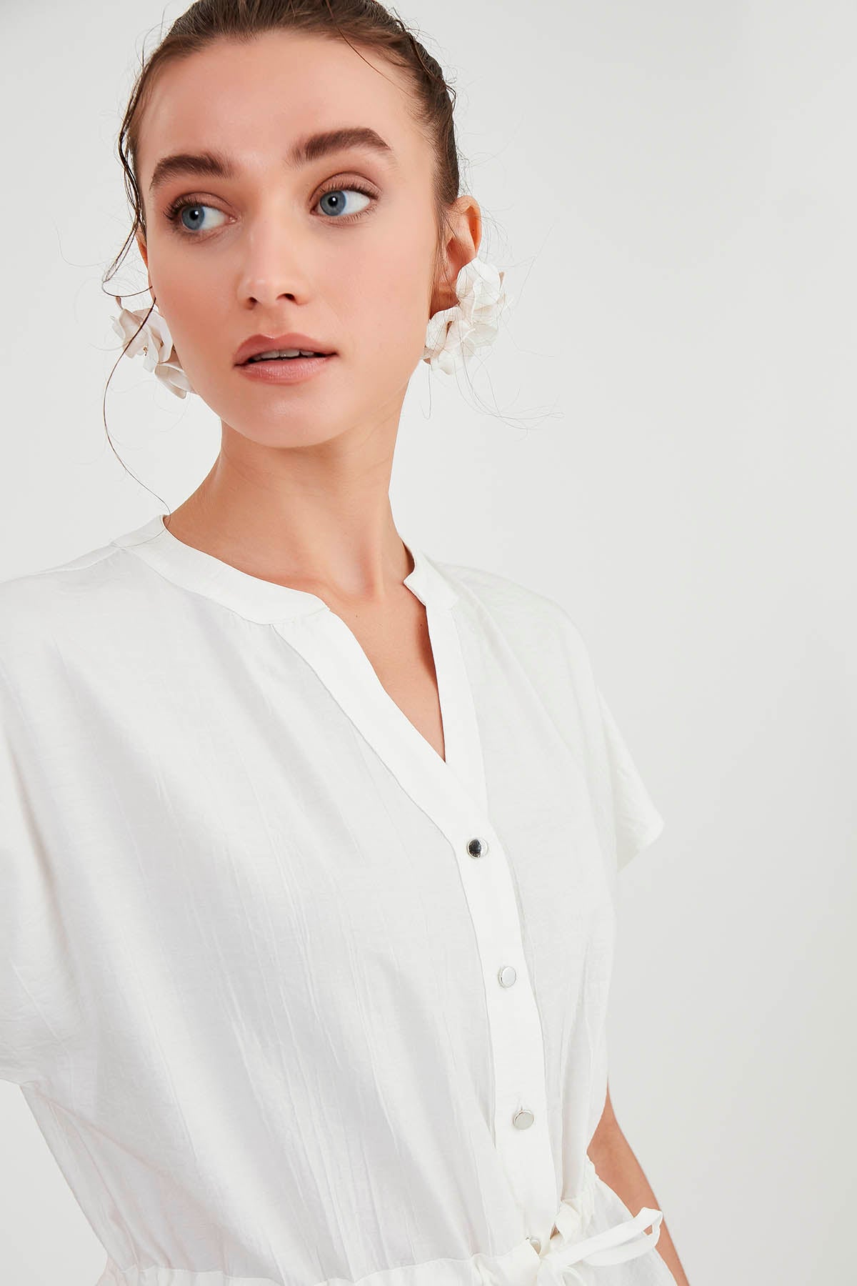 LOOSE BLOUSE WITH RUCKLEBAR BUTTONS
