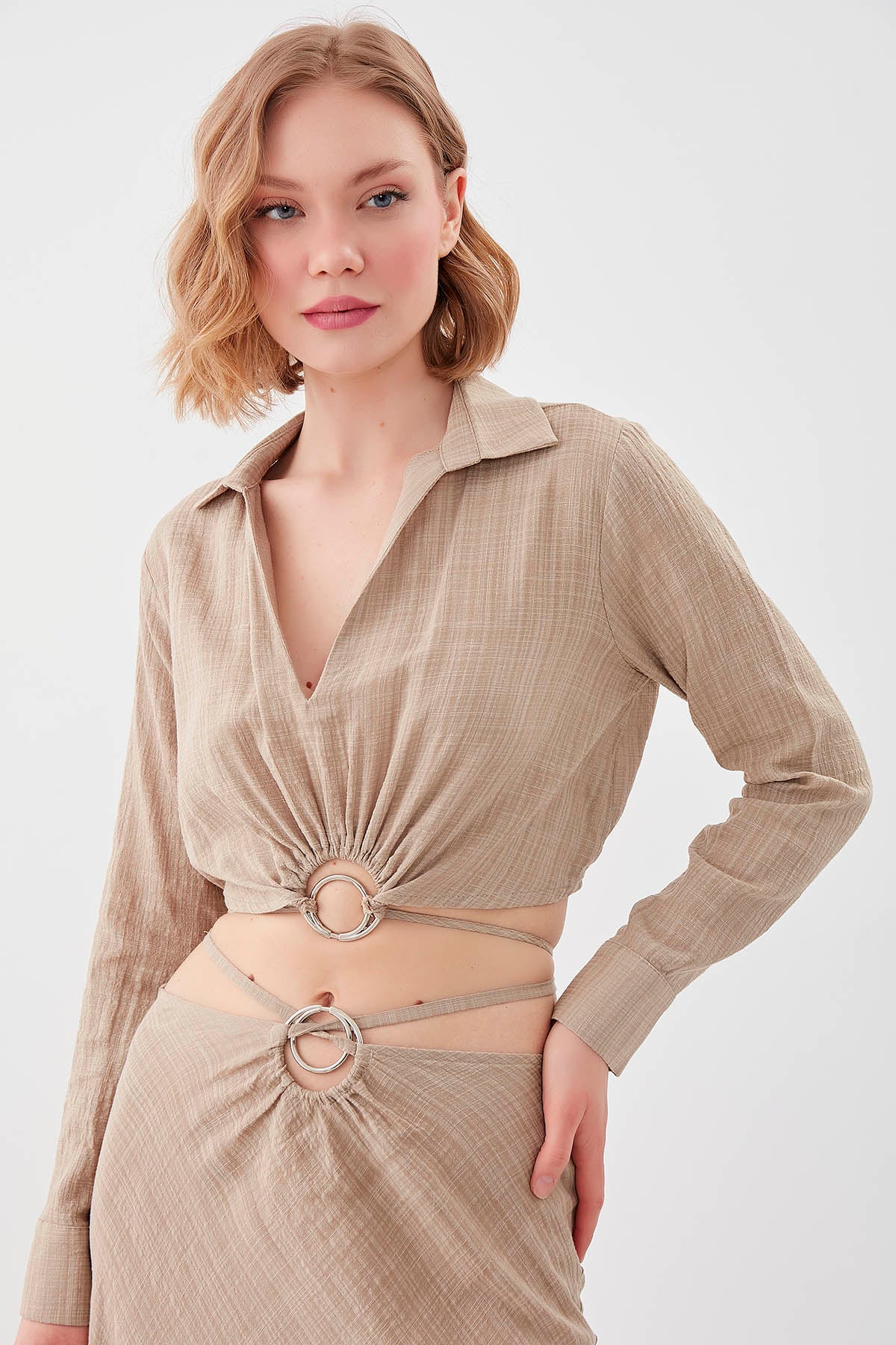 BELKA RING DETAILED V COLLAR ELASTANE CROP BLOUSE