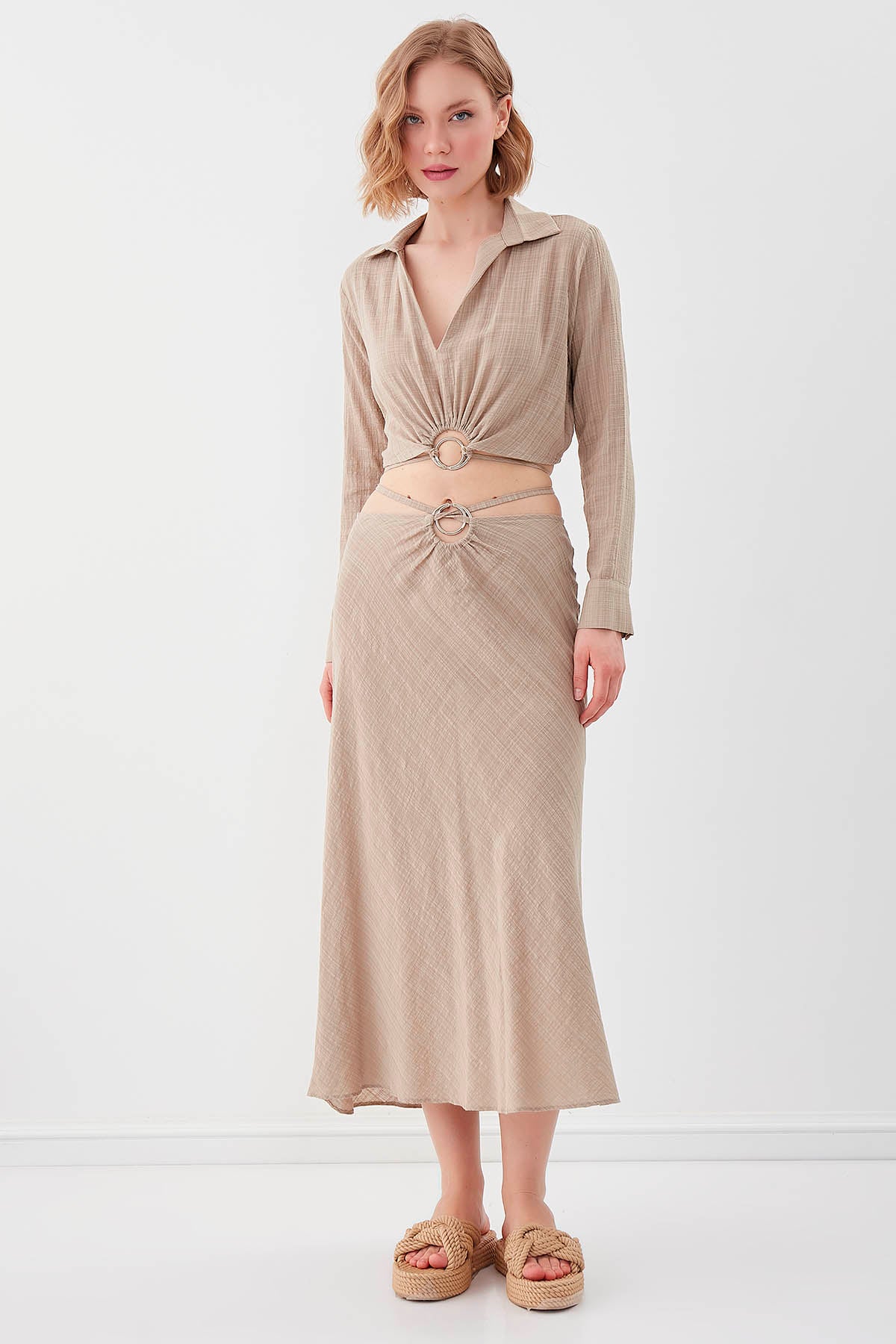 BELKA RING DETAILED V COLLAR ELASTANE CROP BLOUSE