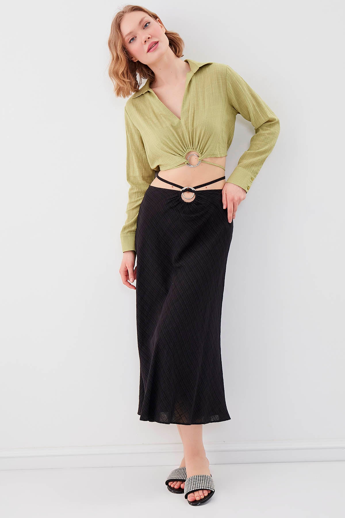 BELKA RING DETAILED V COLLAR ELASTANE CROP BLOUSE