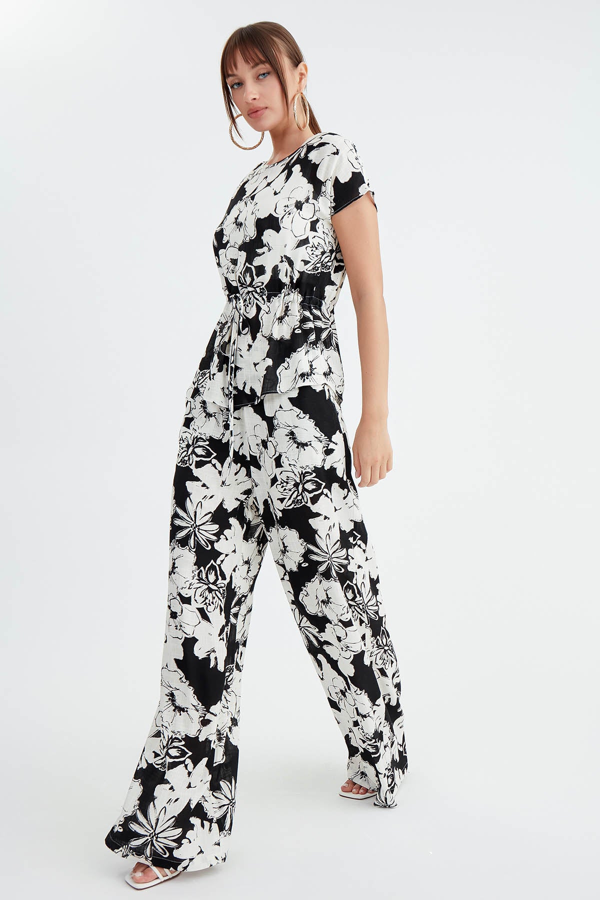 LOOSE TROUSERS WITH FLOWER PRINTS