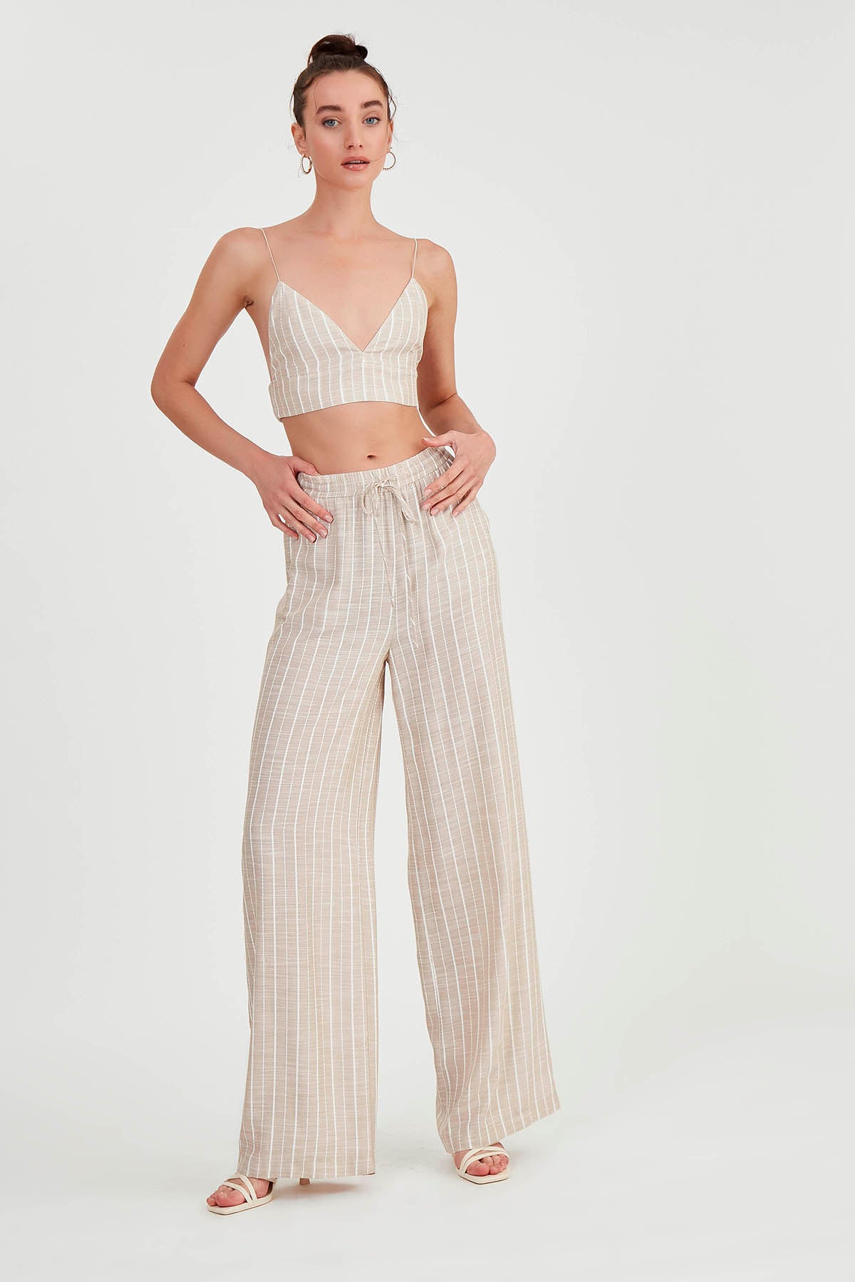 WIDE-ASPECT TROUSERS WITH BELOW-LINE LINES