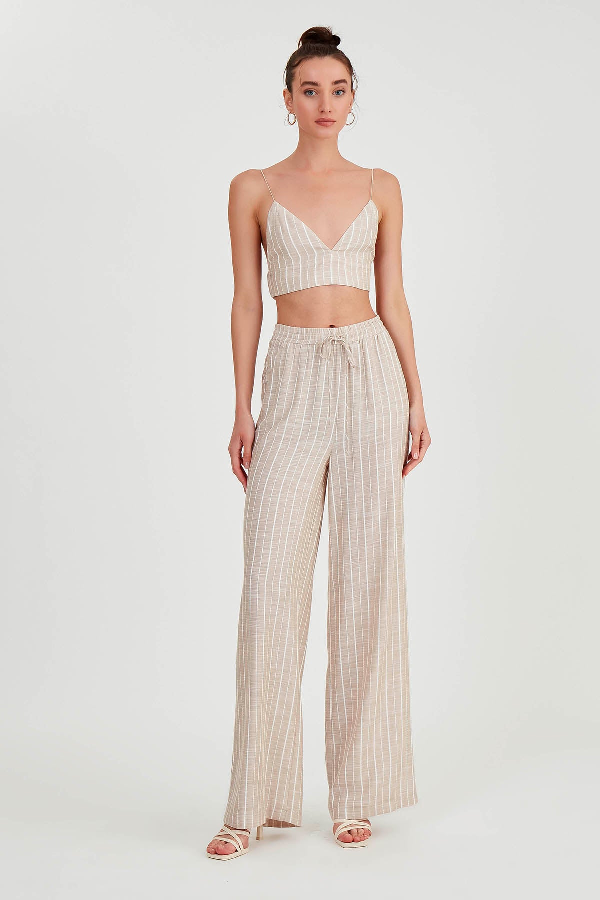 WIDE-ASPECT TROUSERS WITH BELOW-LINE LINES