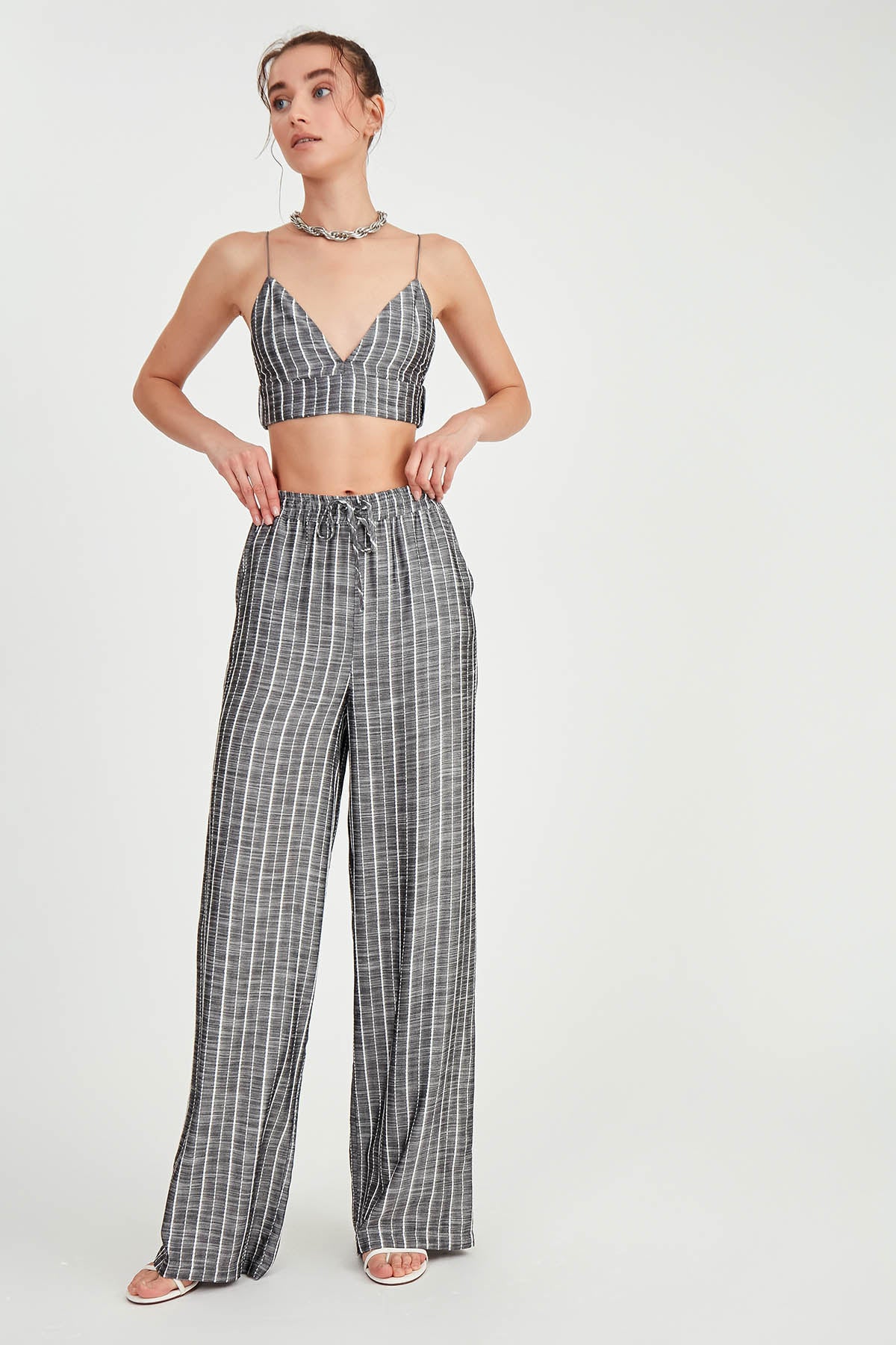 WIDE-ASPECT TROUSERS WITH BELOW-LINE LINES