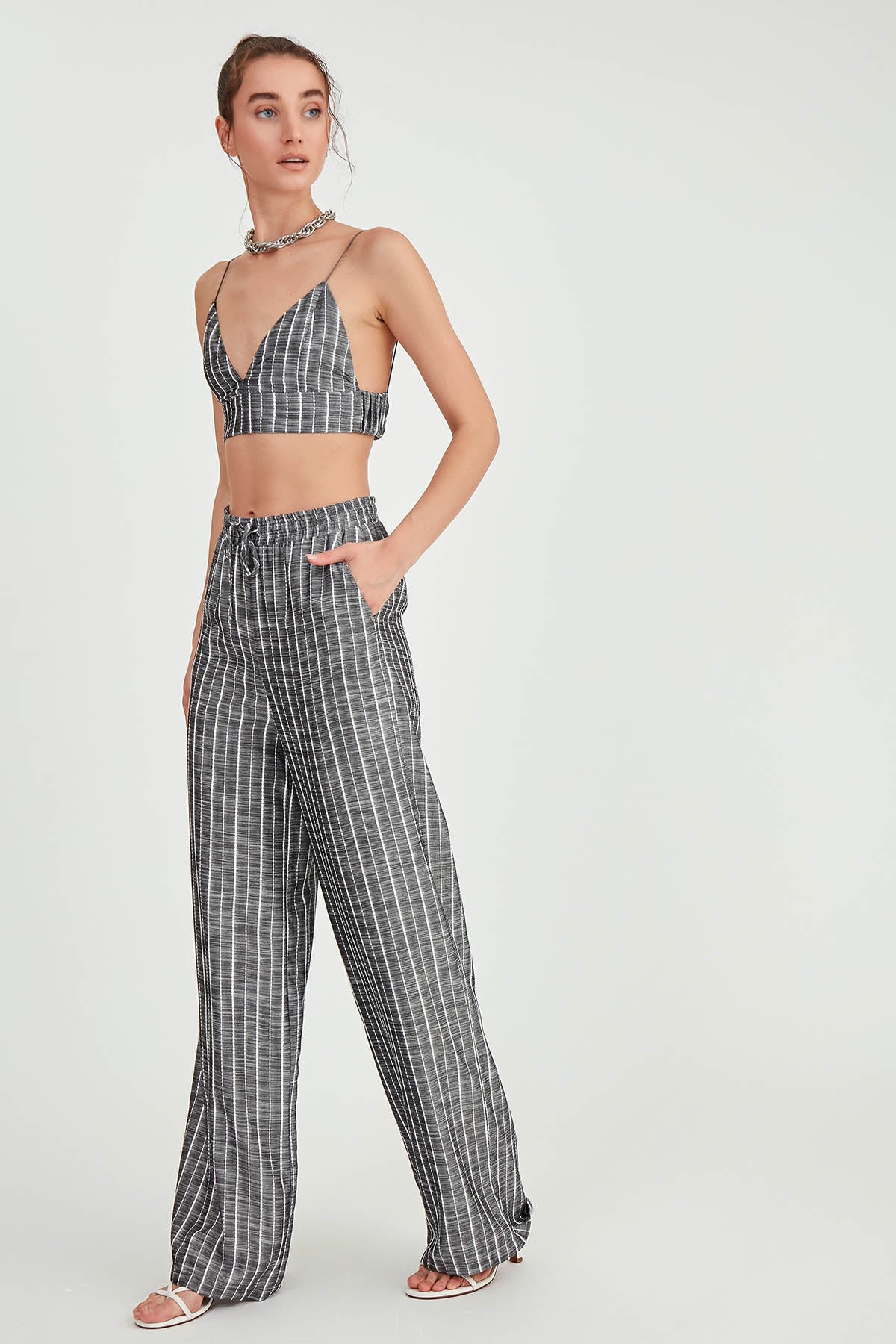WIDE-ASPECT TROUSERS WITH BELOW-LINE LINES