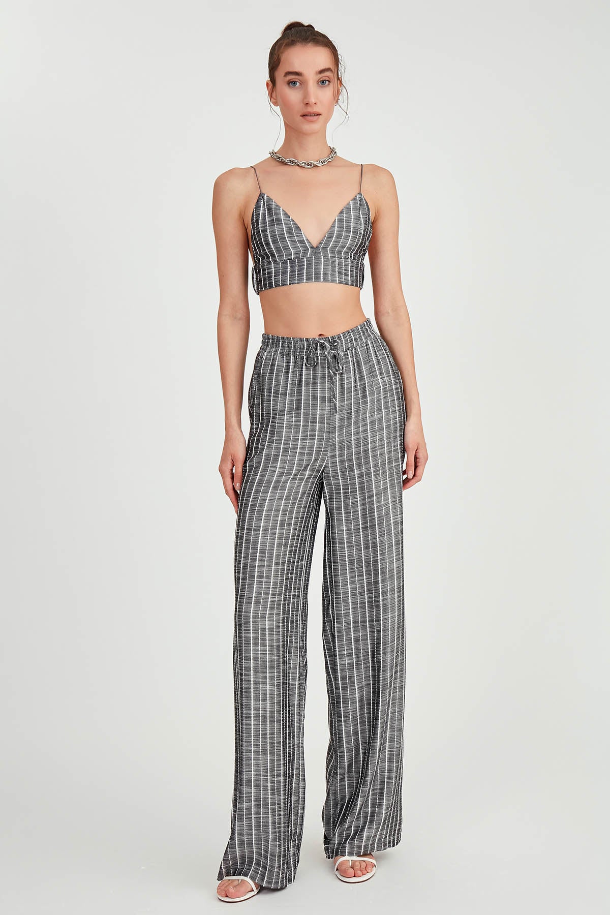 WIDE-ASPECT TROUSERS WITH BELOW-LINE LINES
