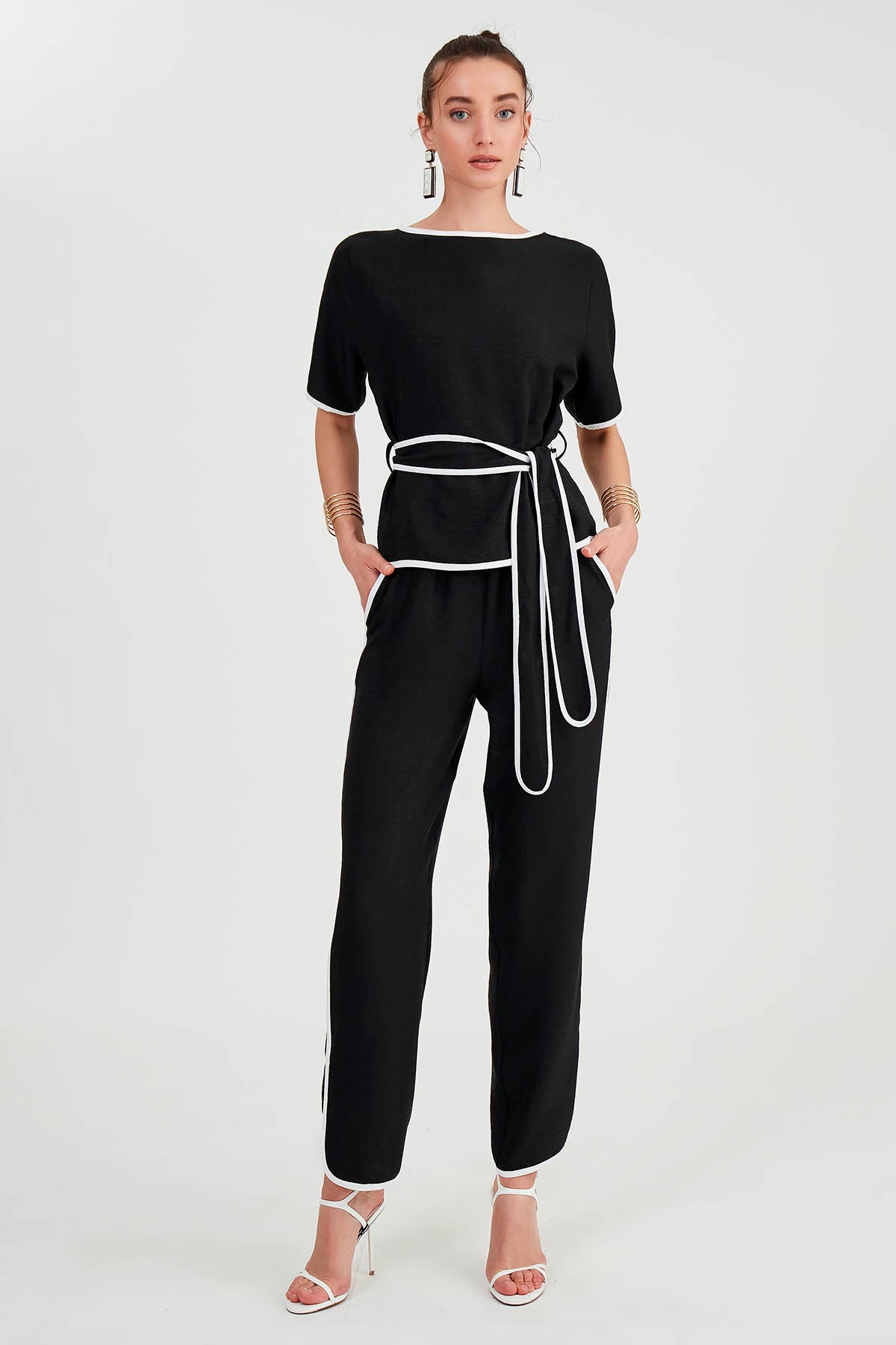 TROUSERS WITH BELOW-LINE LINES
