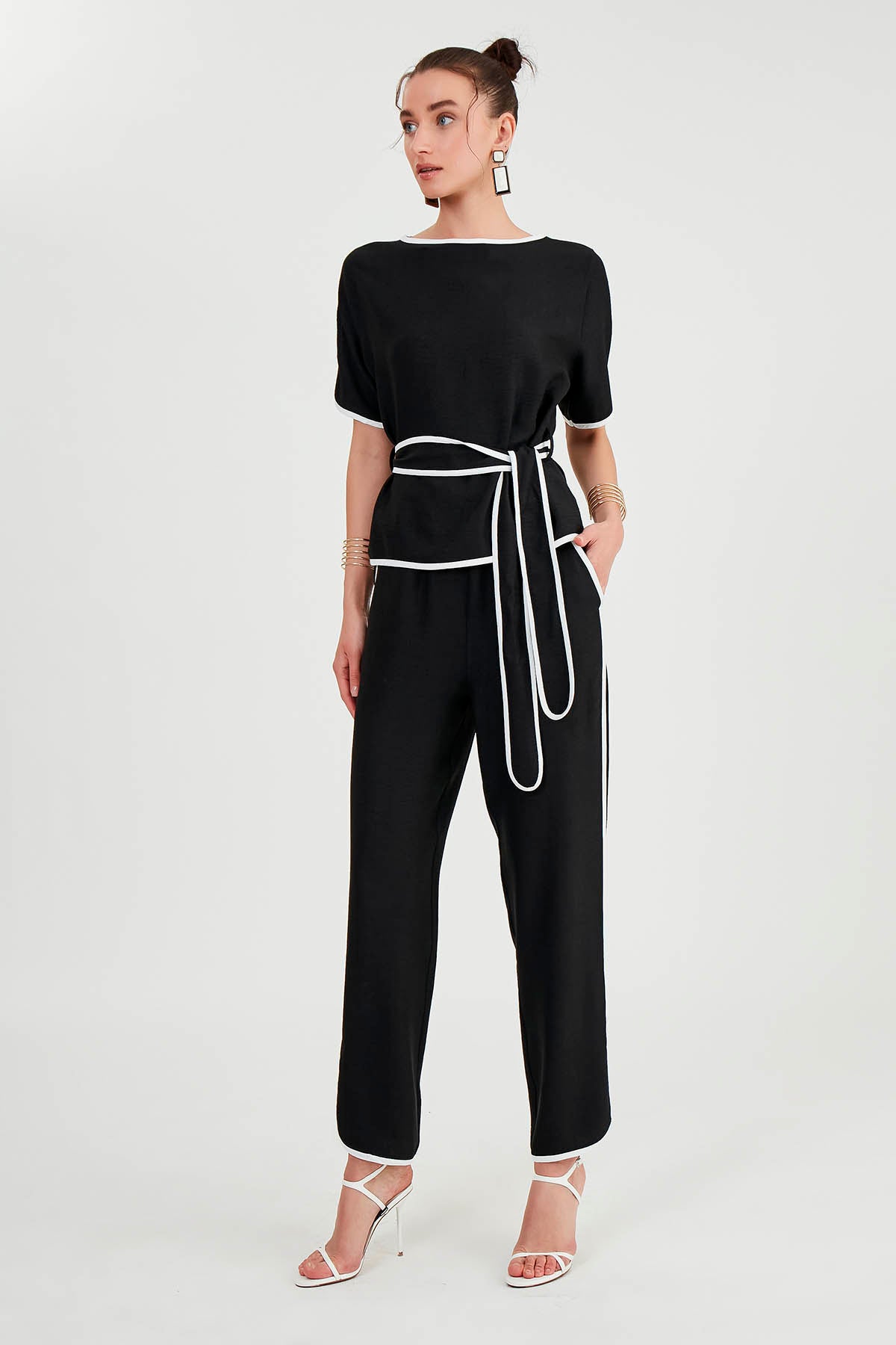 TROUSERS WITH BELOW-LINE LINES