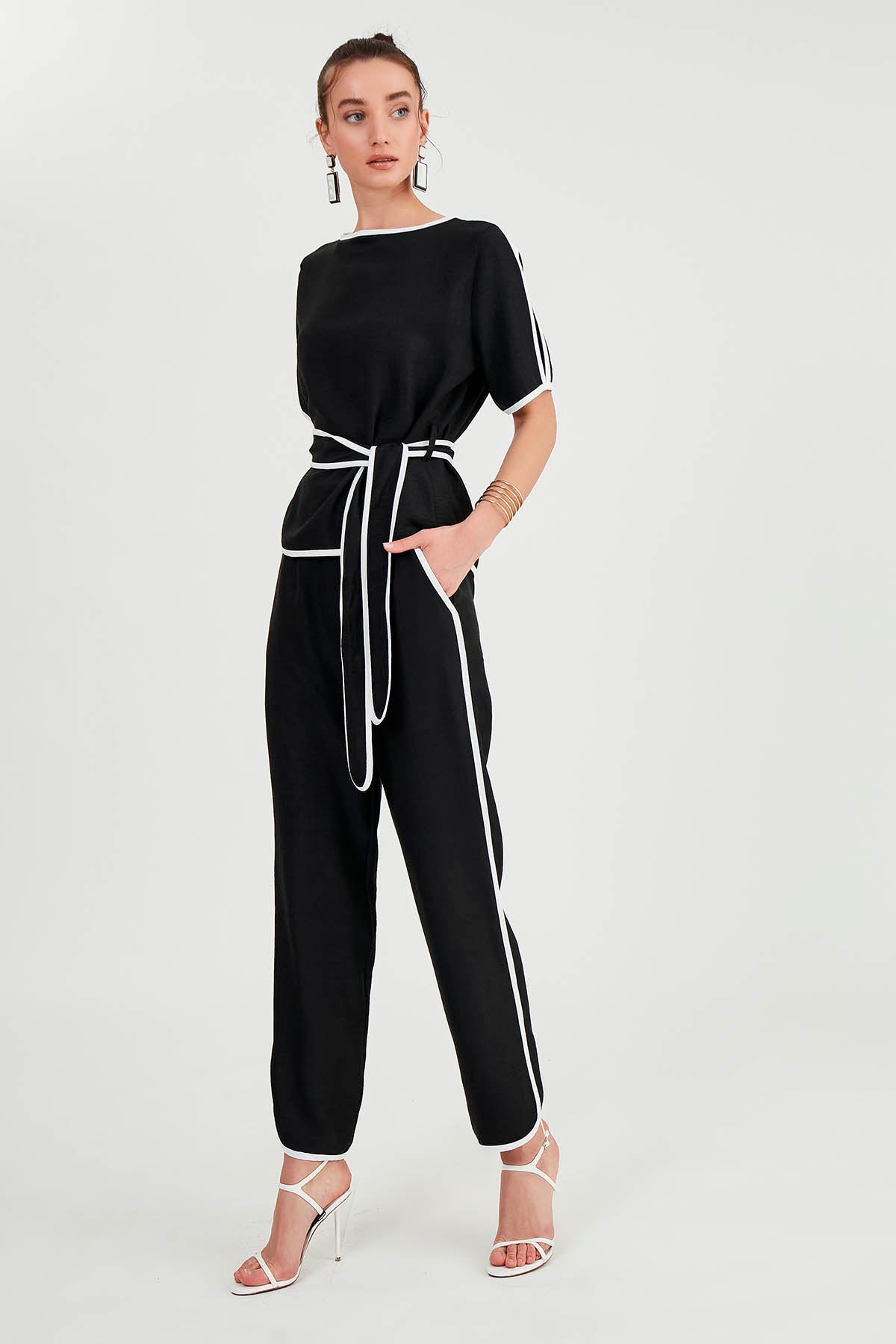 TROUSERS WITH BELOW-LINE LINES