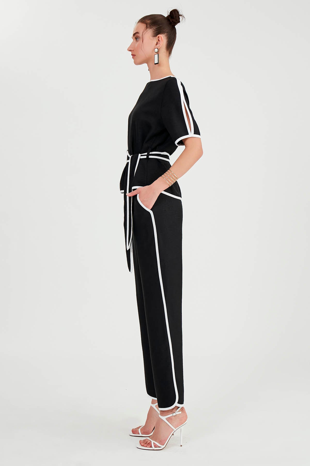 TROUSERS WITH BELOW-LINE LINES