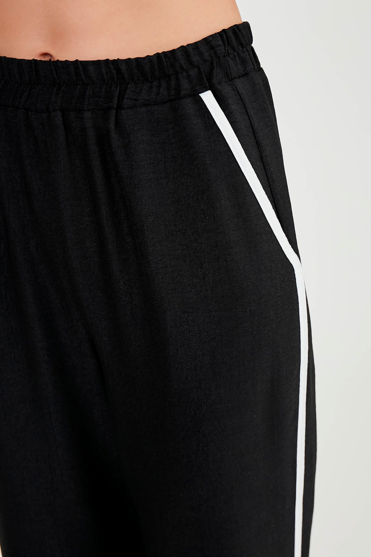 TROUSERS WITH BELOW-LINE LINES