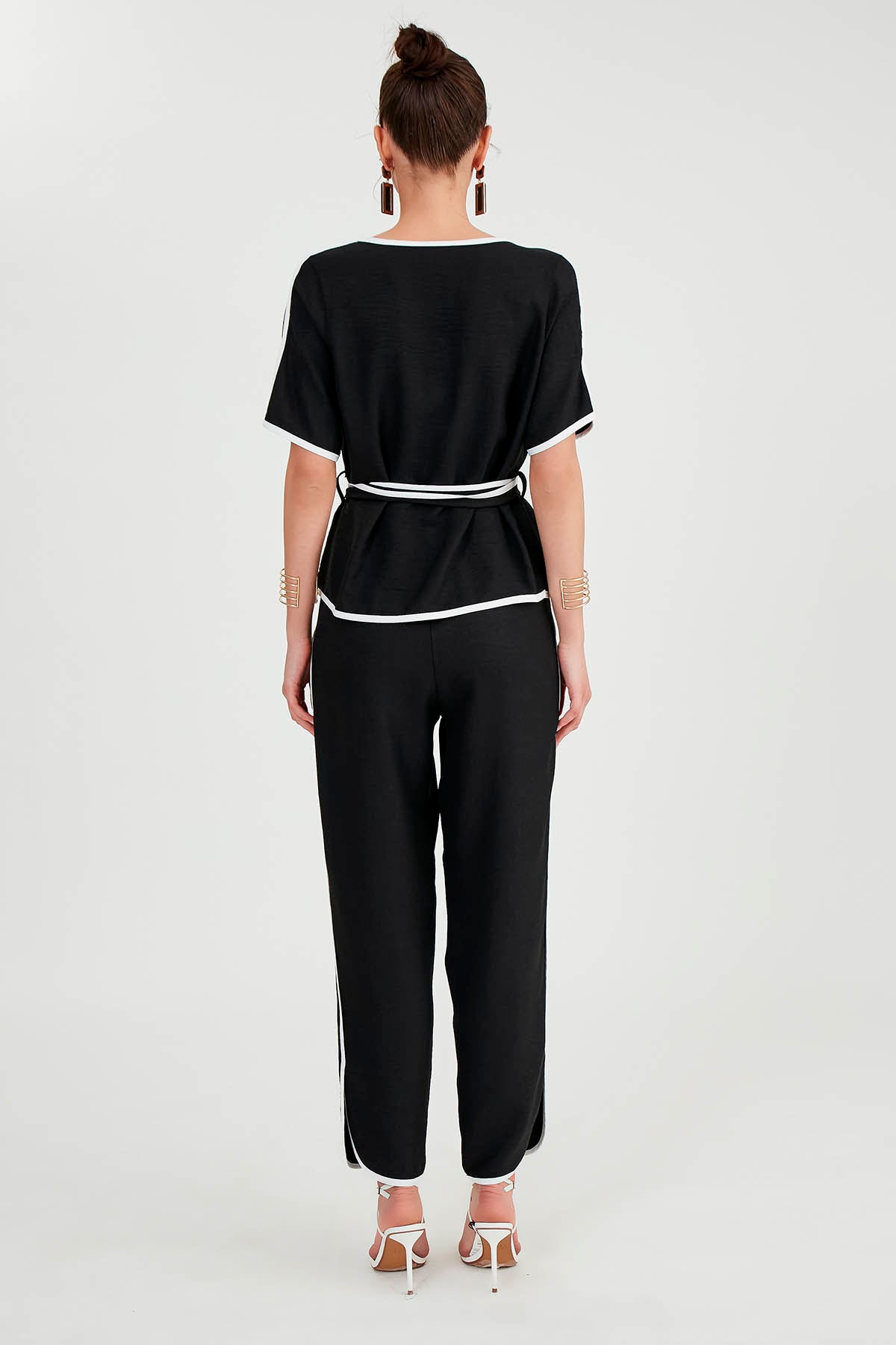 TROUSERS WITH BELOW-LINE LINES