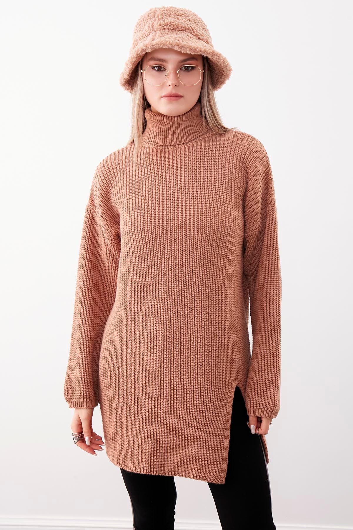 KNITTED SWEATER