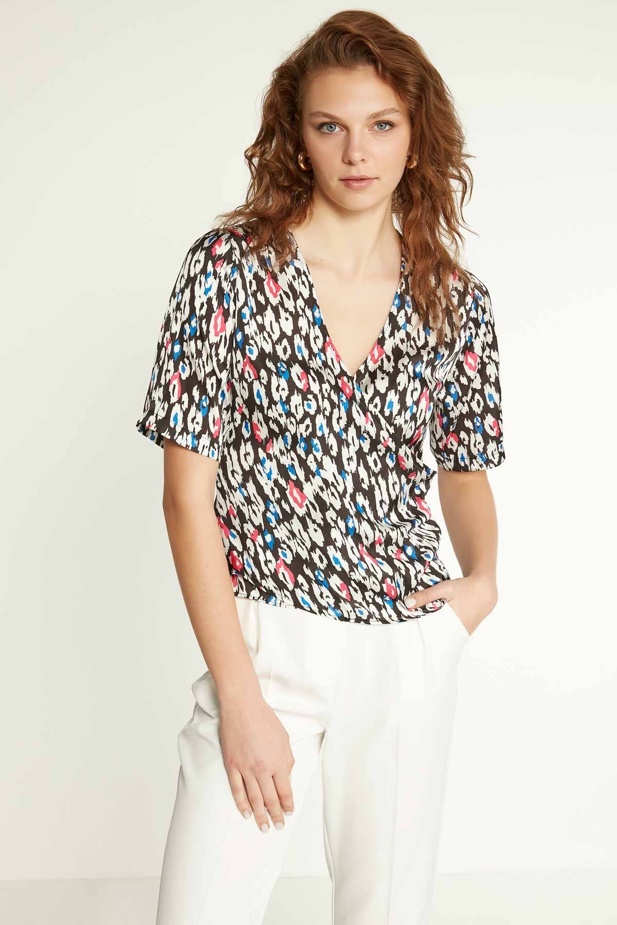 ASTRACT PATTERNED ENVELOPE SHORT SLEEVE BLOUSE