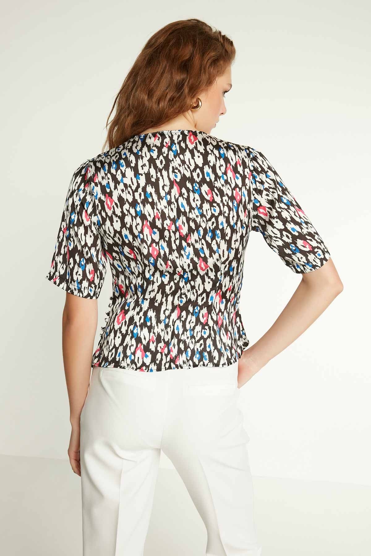 ASTRACT PATTERNED ENVELOPE SHORT SLEEVE BLOUSE