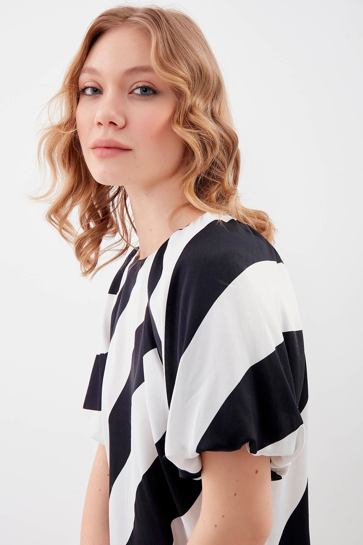 THICK DIAGONAL LINE PATTERNED LOOSE SLEEVE BLOUSE