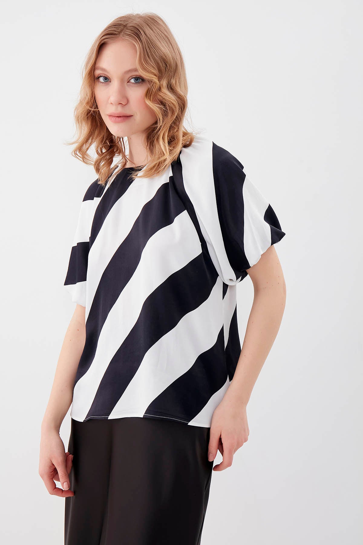 THICK DIAGONAL LINE PATTERNED LOOSE SLEEVE BLOUSE
