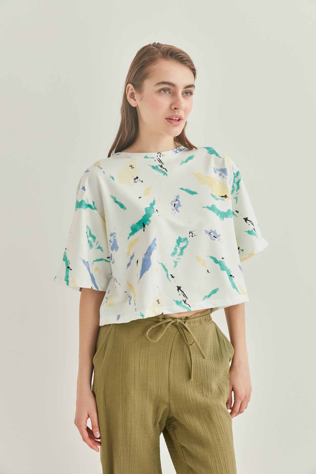 ABSTRACT PATTERNED SHORT SLEEVE CROP T-SHIRT