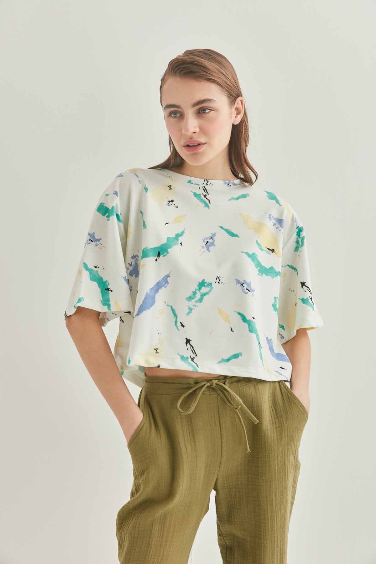 ABSTRACT PATTERNED SHORT SLEEVE CROP T-SHIRT