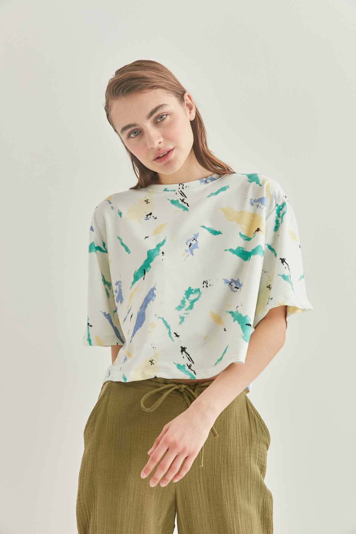 ABSTRACT PATTERNED SHORT SLEEVE CROP T-SHIRT