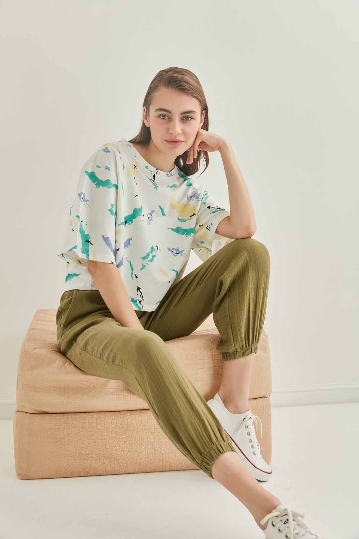 ABSTRACT PATTERNED SHORT SLEEVE CROP T-SHIRT