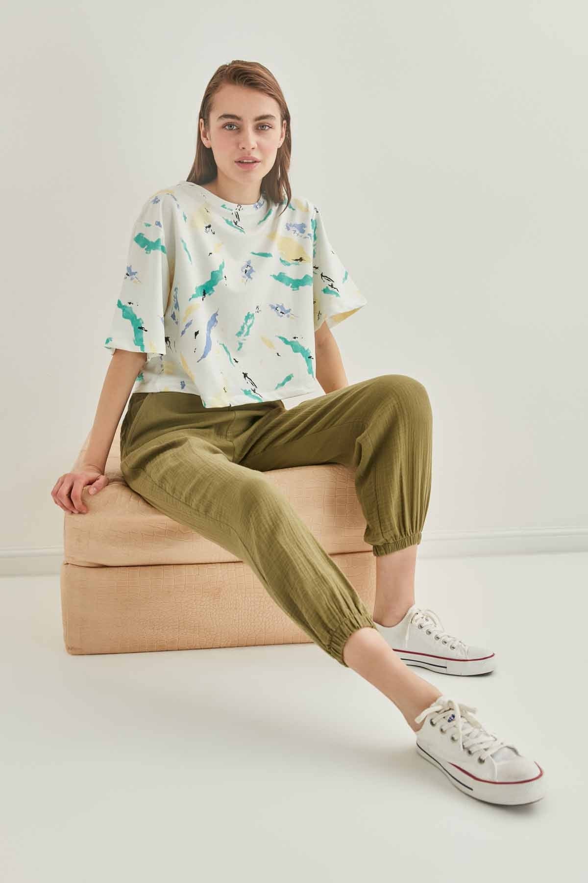 ABSTRACT PATTERNED SHORT SLEEVE CROP T-SHIRT
