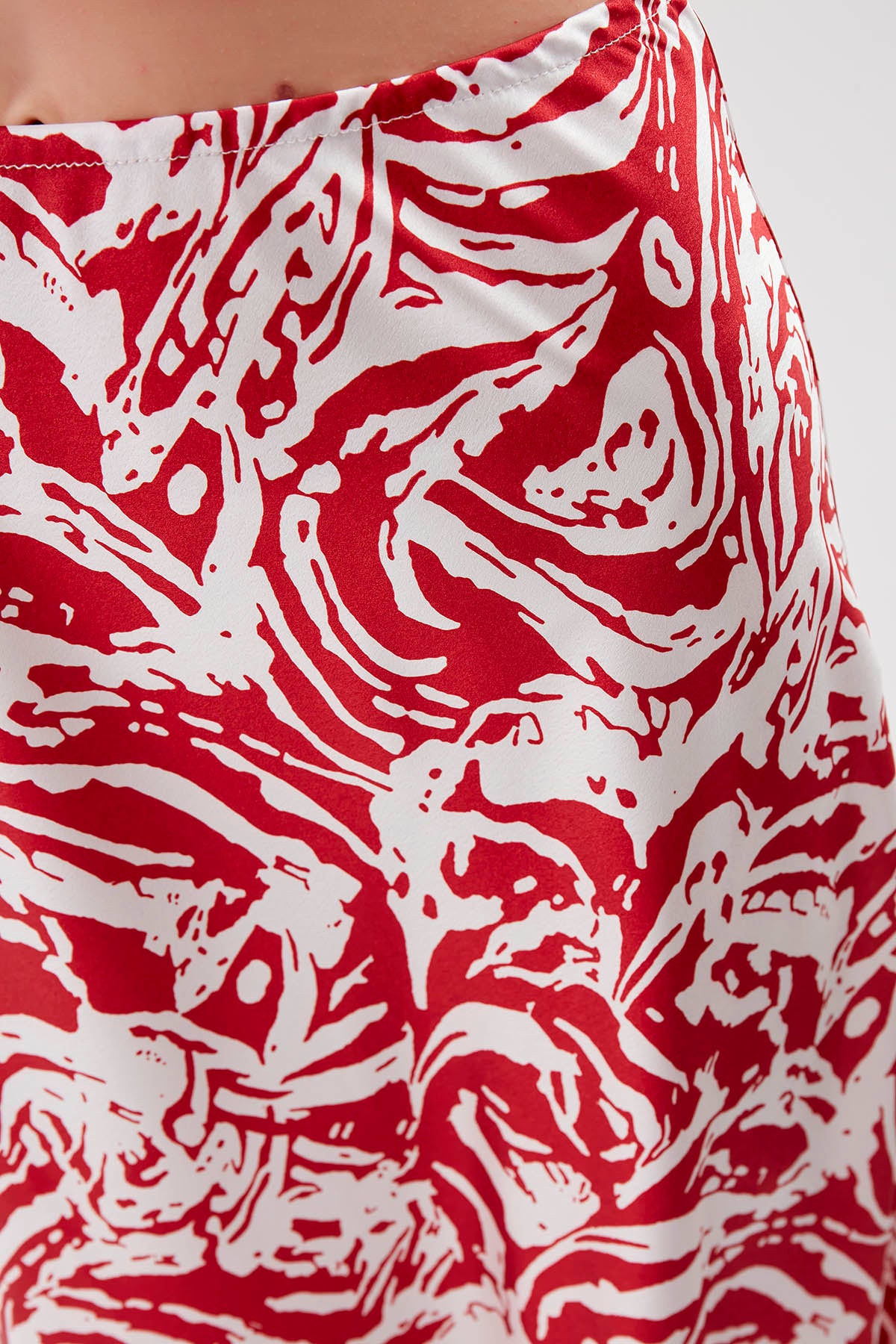 PAINT SPIRAL PATTERNED MIDI-SIZE SATIN SKIRT