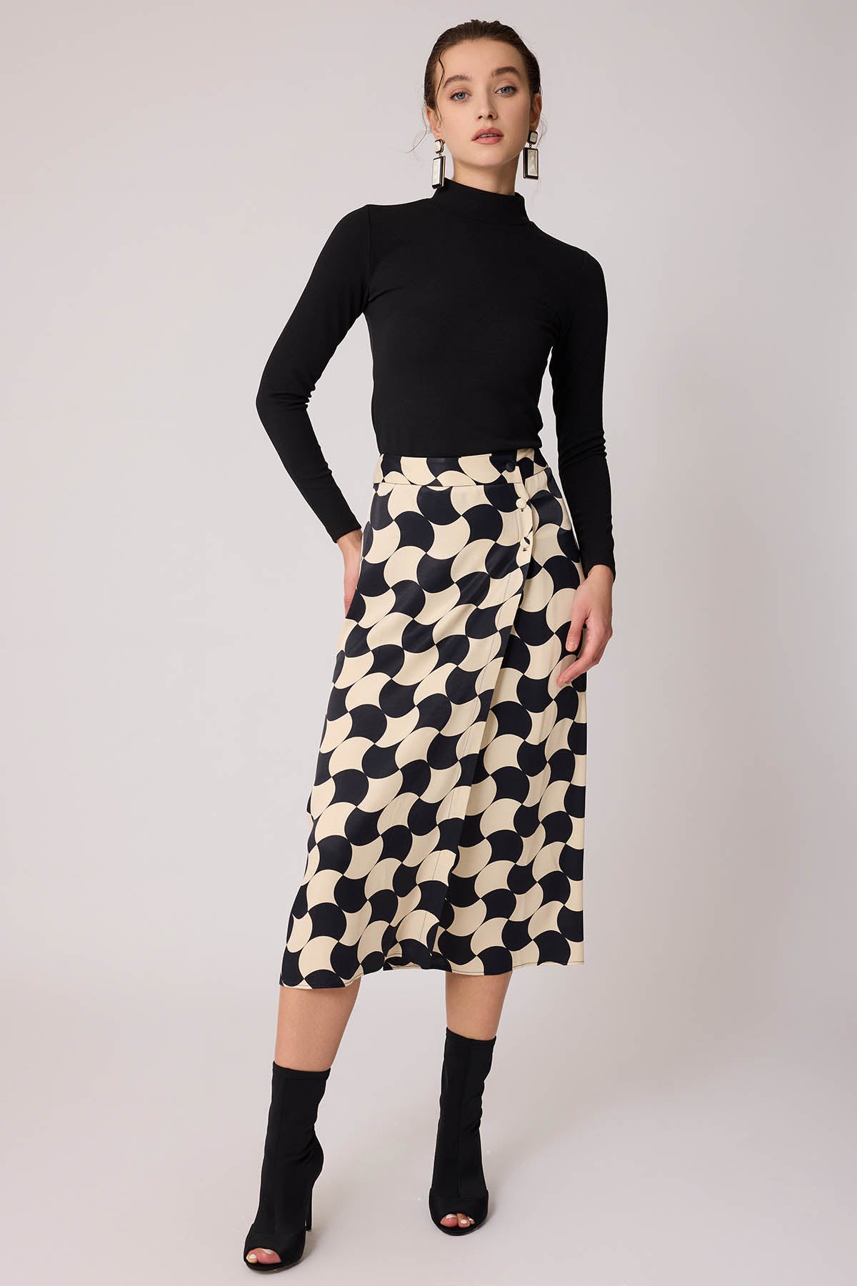 CLASIC PATTERNED MIDI SKIRT WITH FRONT BUTTON