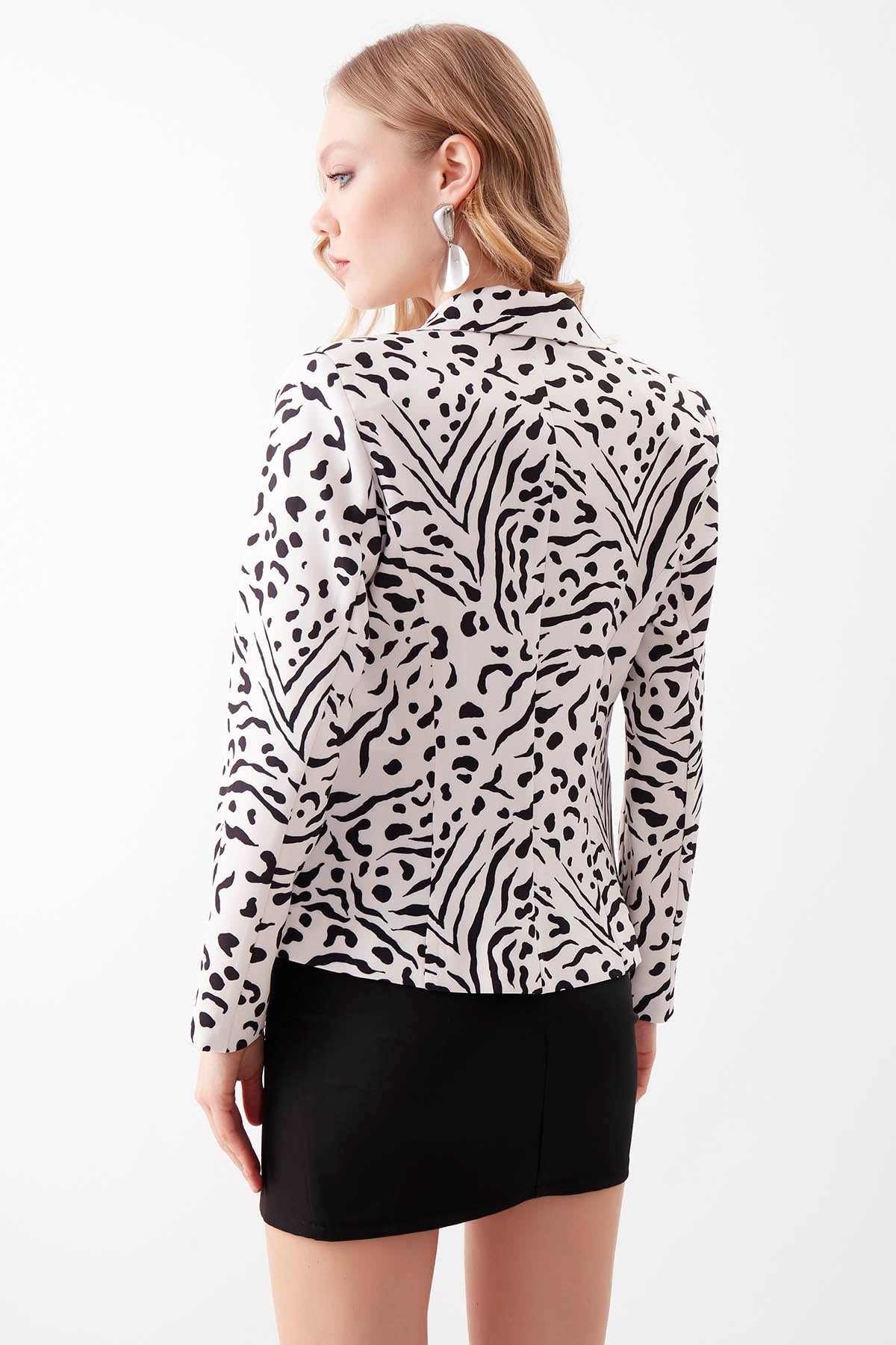 CLASSY PATTERNED LONG COLLARED SINGLE BUTTON BLAZER JACKET
