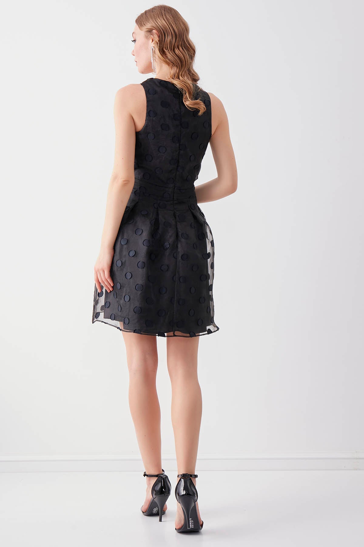 DOT PATTERNED V COLLAR DRESS