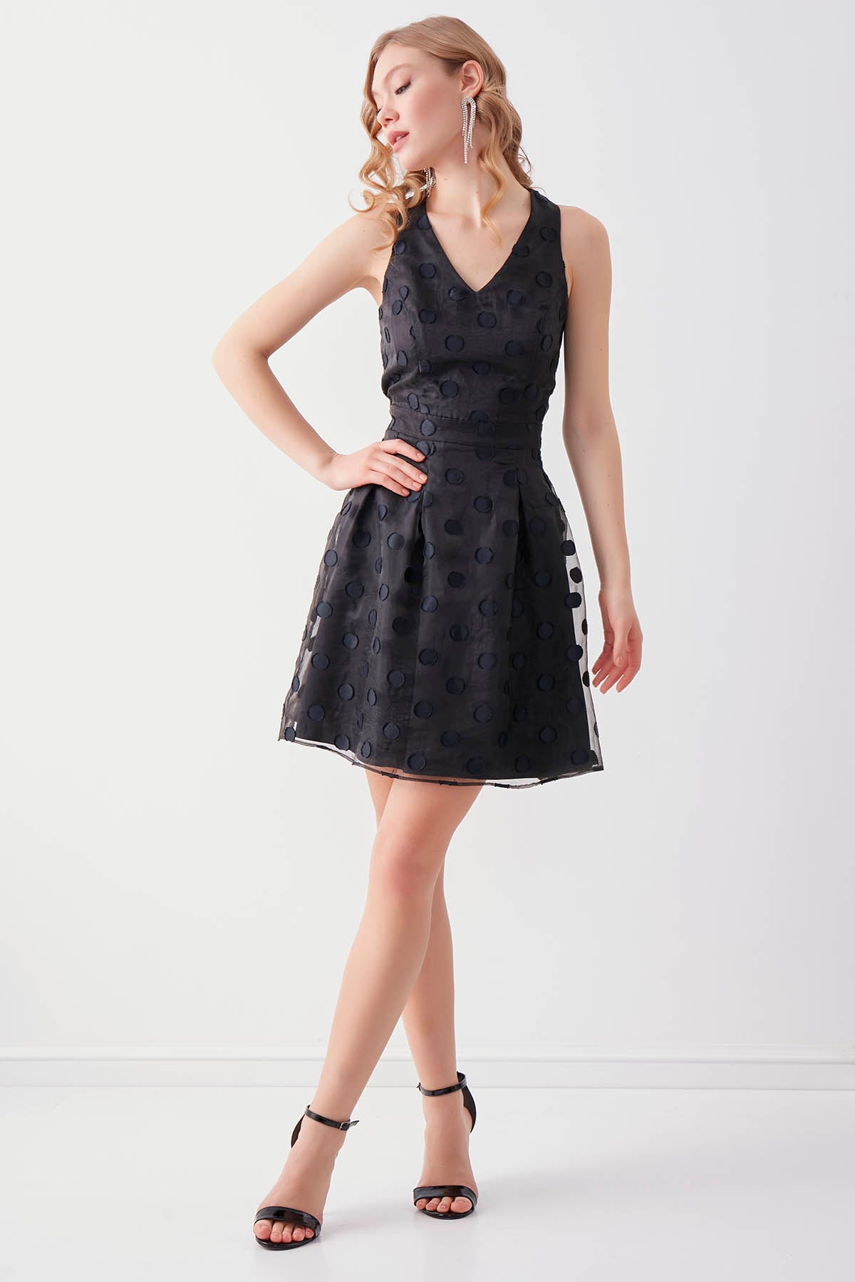 DOT PATTERNED V COLLAR DRESS