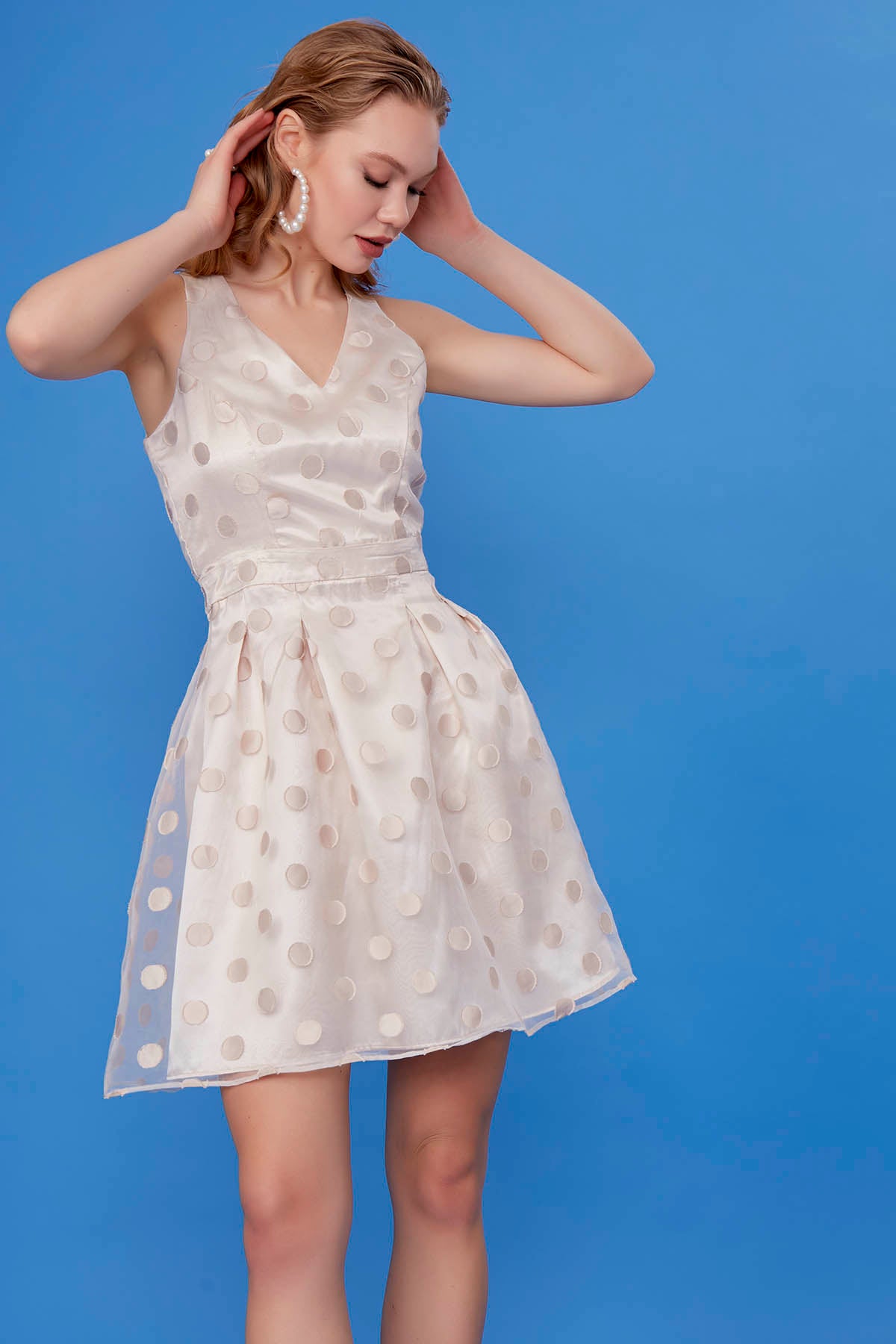DOT PATTERNED V COLLAR DRESS